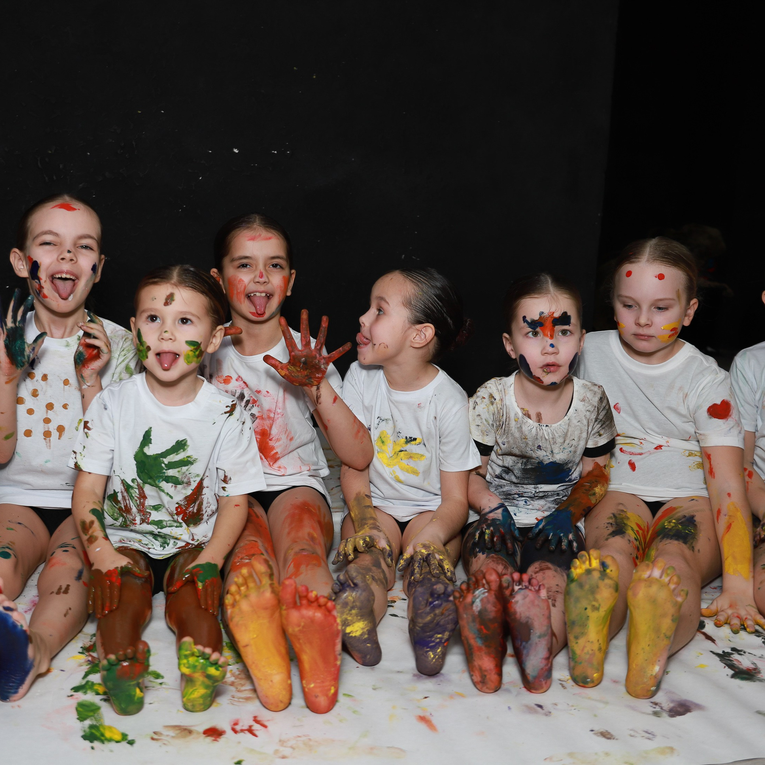 младшие с красками