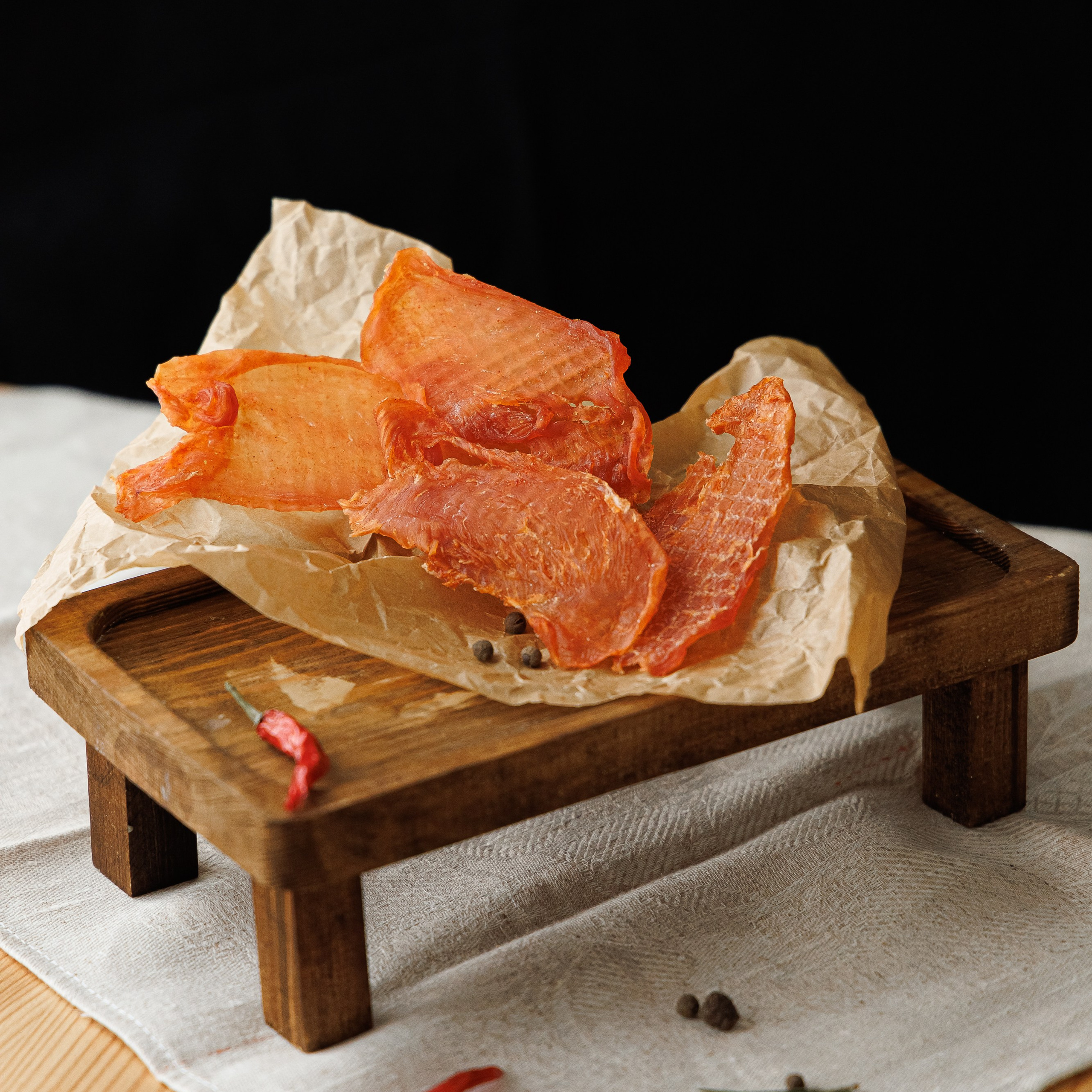 Фуд-съёмка для магазина мясных чипсов.