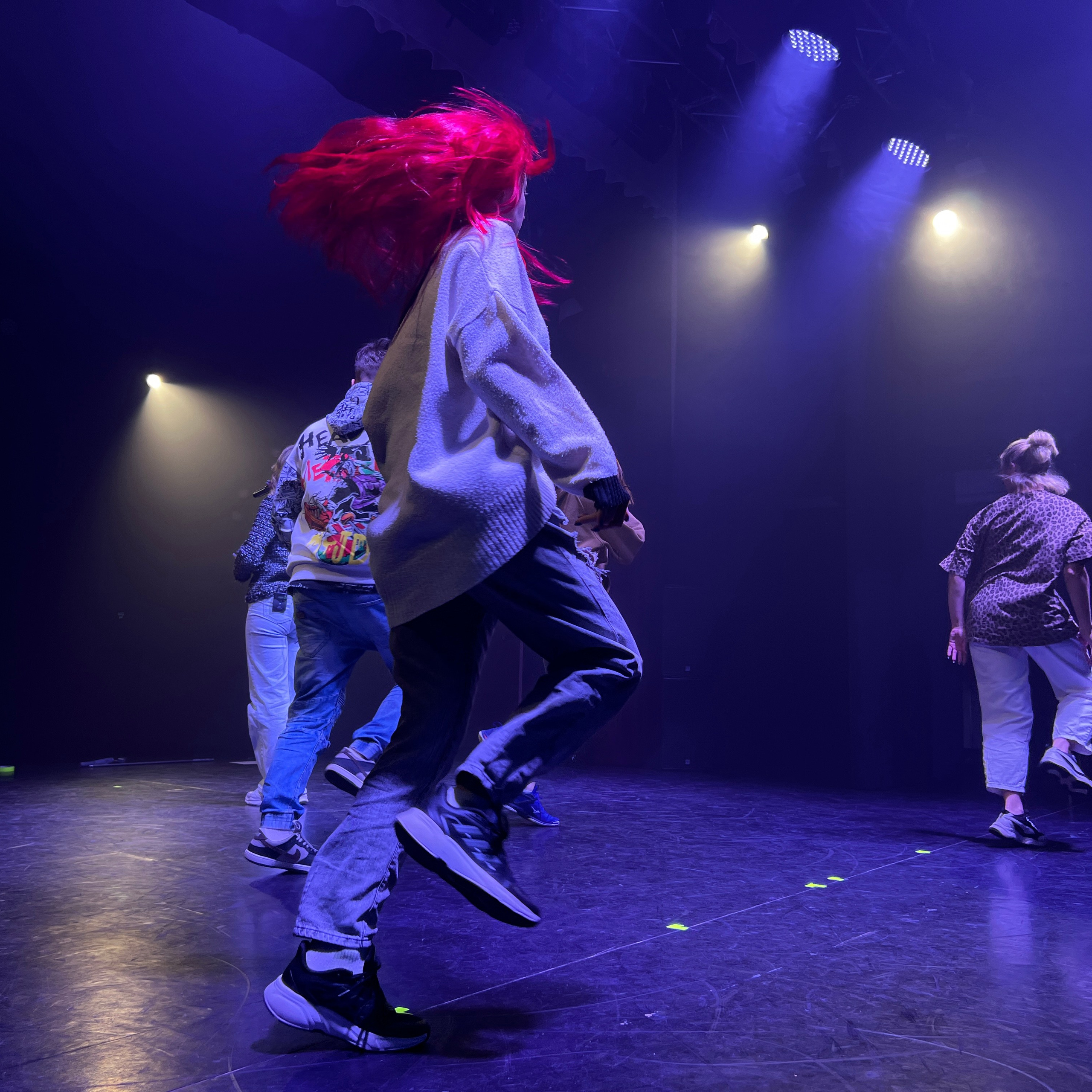 Бэк с репетиции концерта. Видеомейкер и фотограф Кэтрин.Филм