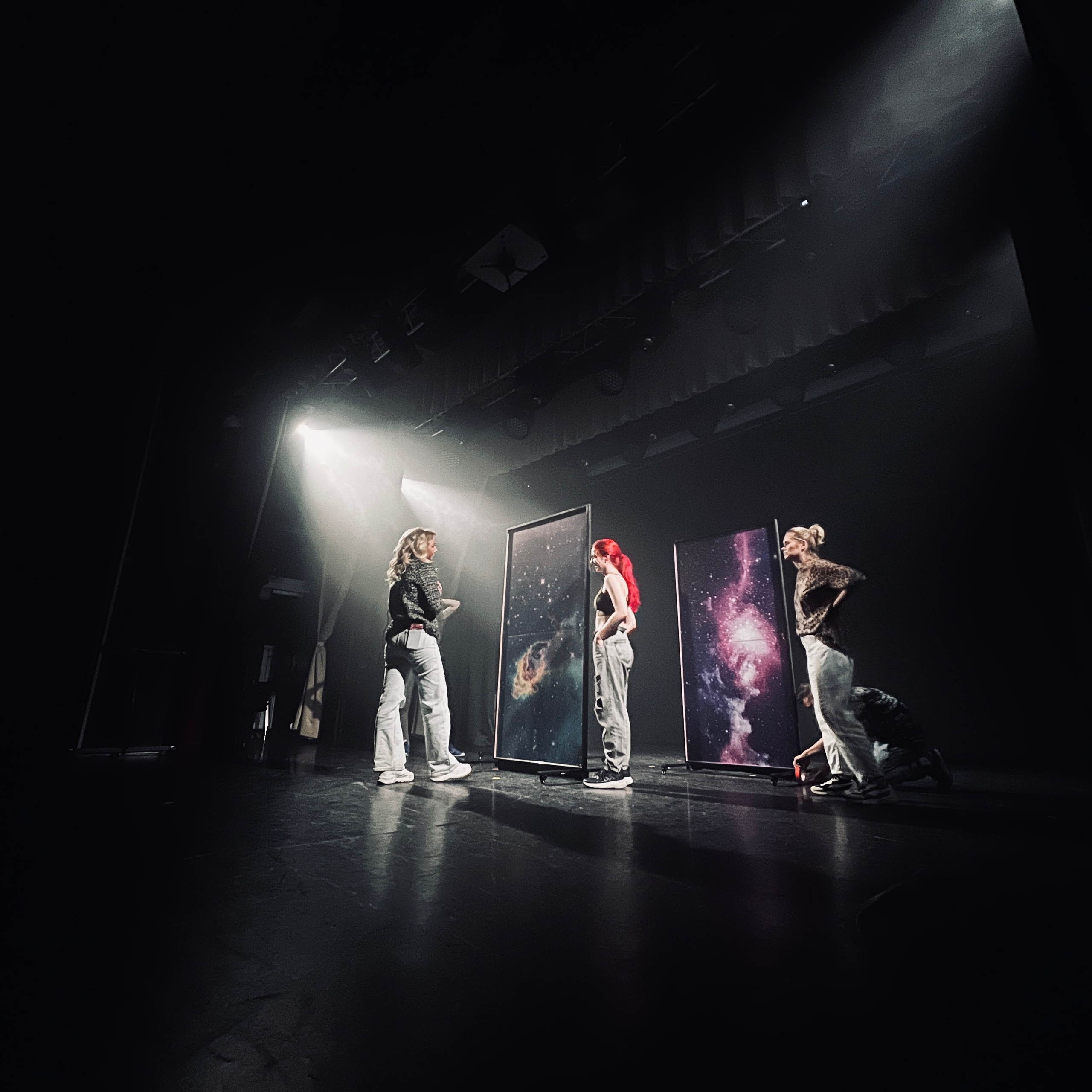 Бэк с репетиции концерта. Видеомейкер и фотограф Кэтрин.Филм