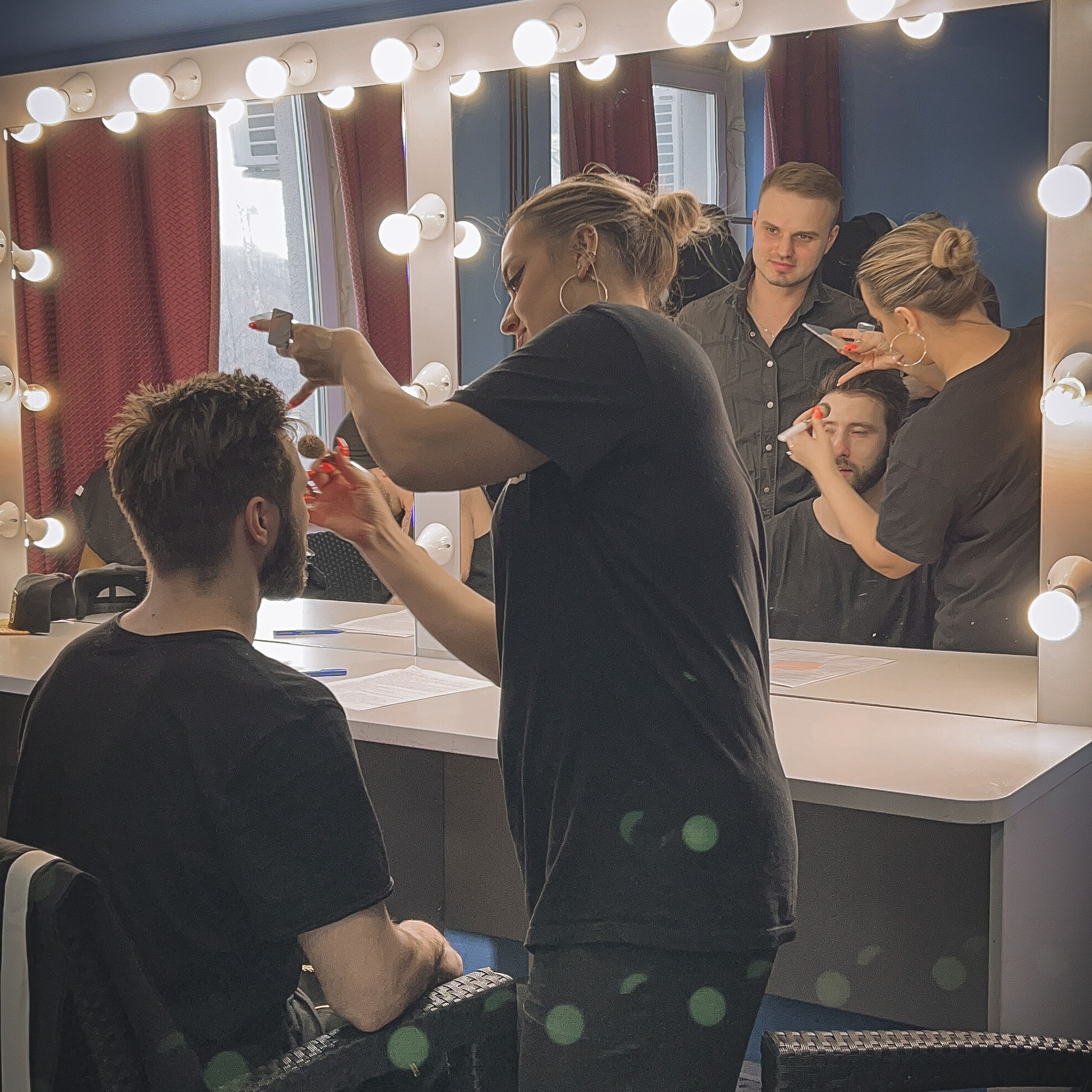 Бэкстейдж со съемок клипа Хатико. Видеомейкер и фотограф Кэтрин.Филм