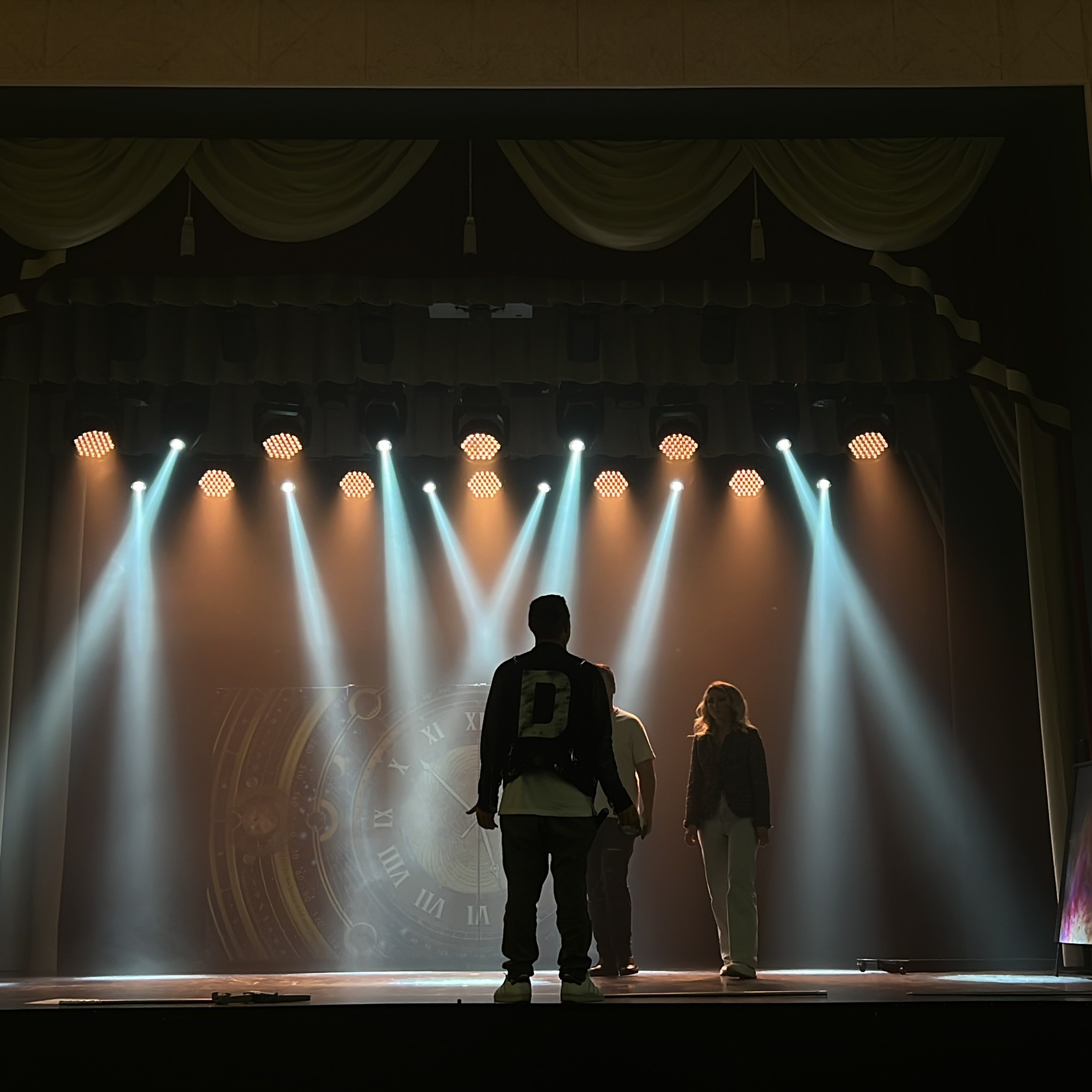 Бэк с репетиции концерта. Видеомейкер и фотограф Кэтрин.Филм