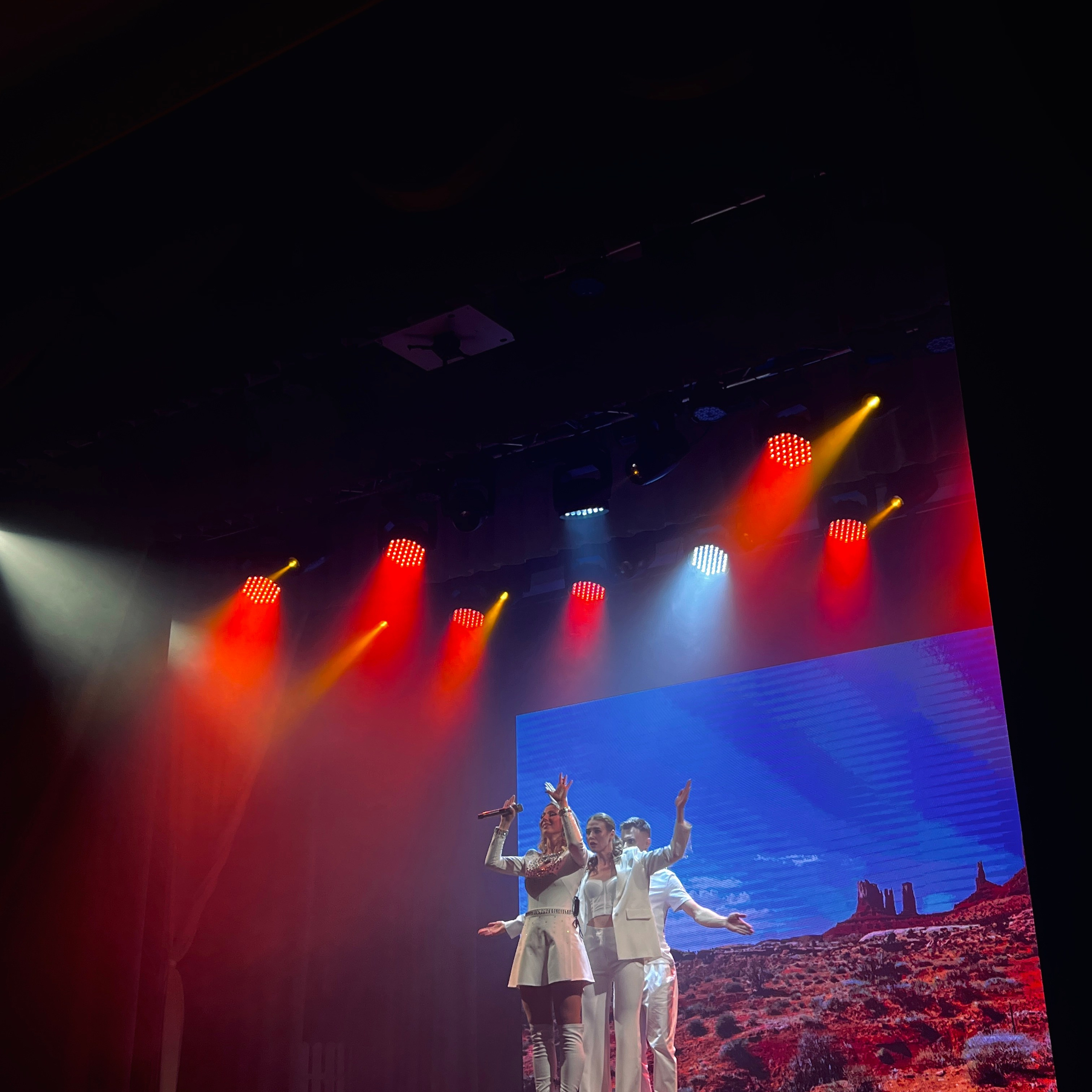 Бэк с репетиции концерта. Видеомейкер и фотограф Кэтрин.Филм