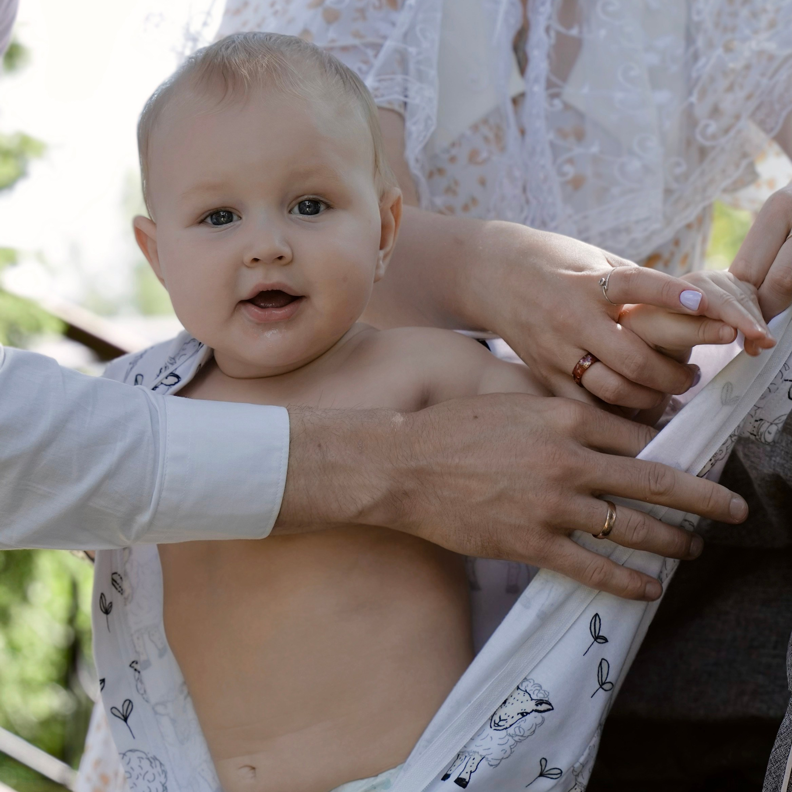 Крещение, крестные готовят малыша к церемонии