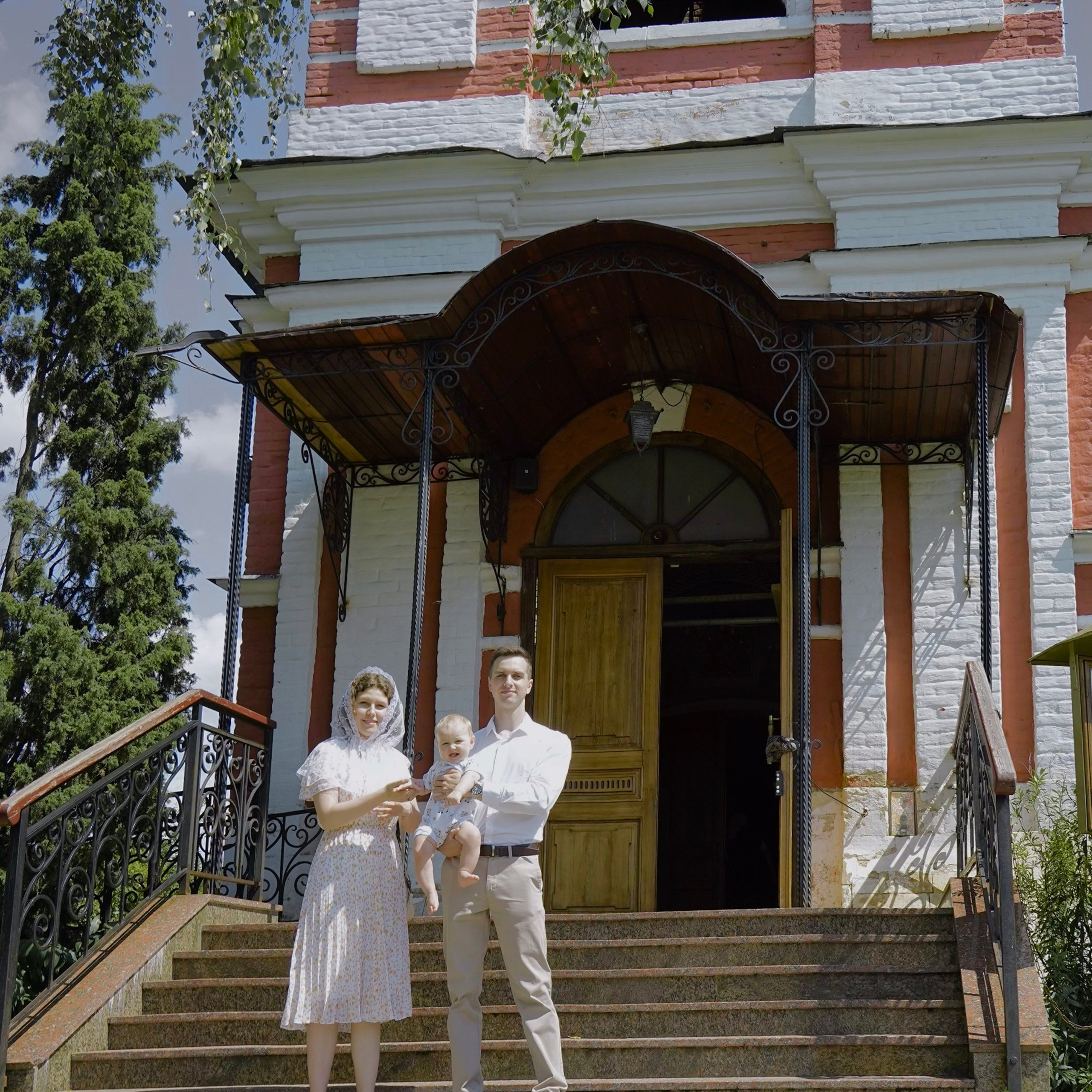 Крещение, крестные с ребенком у церкви