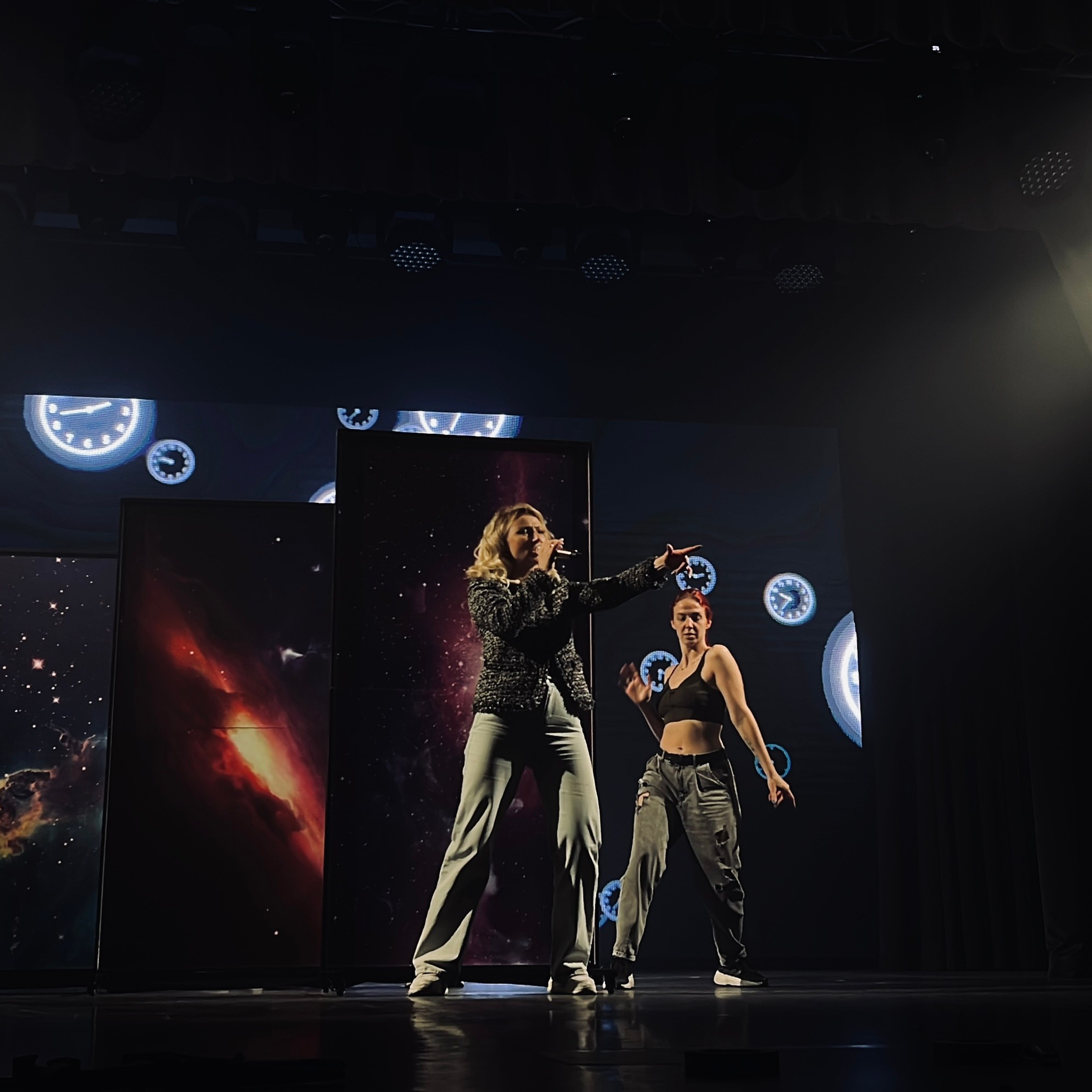 Бэк с репетиции концерта. Видеомейкер и фотограф Кэтрин.Филм