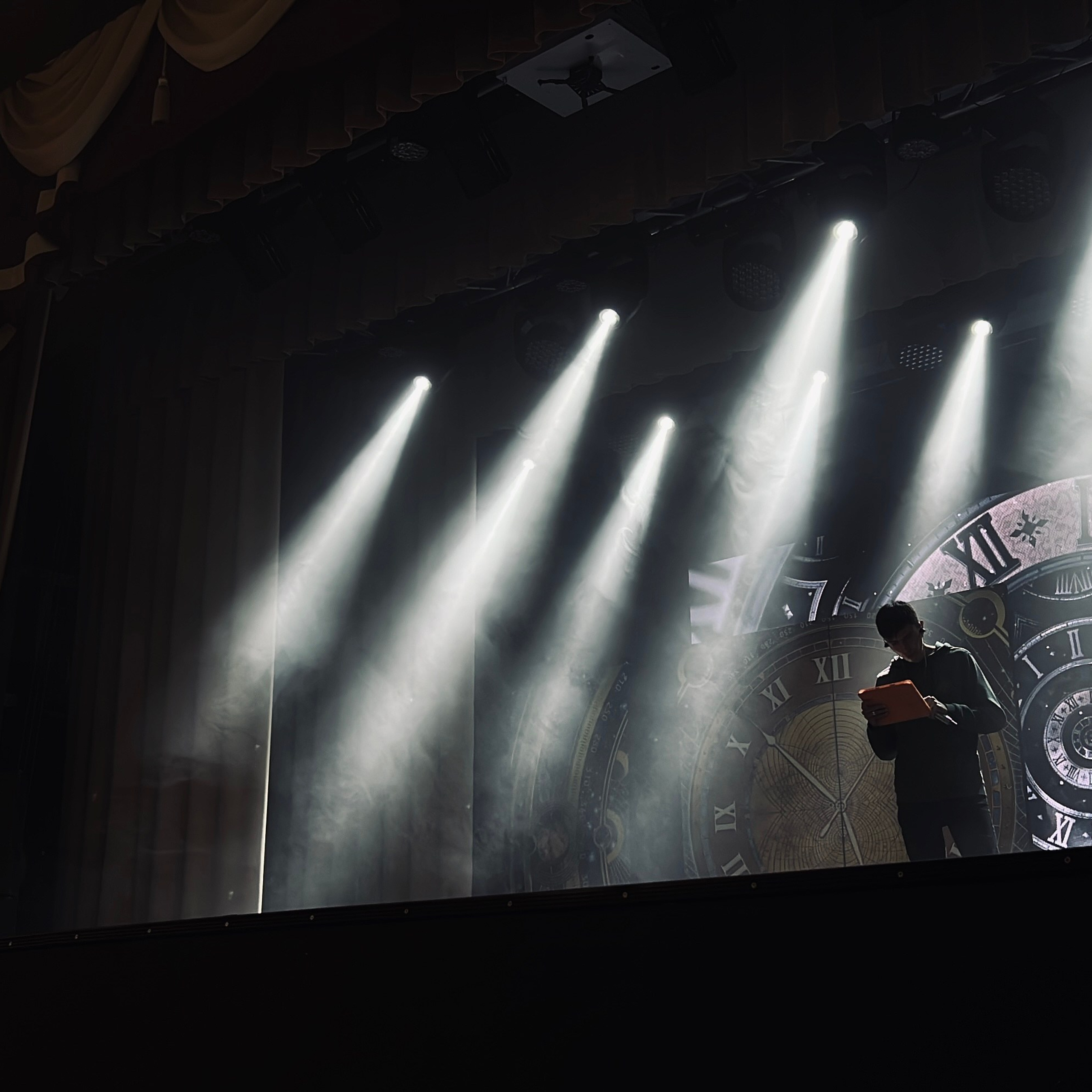 Бэк с репетиции концерта. Видеомейкер и фотограф Кэтрин.Филм