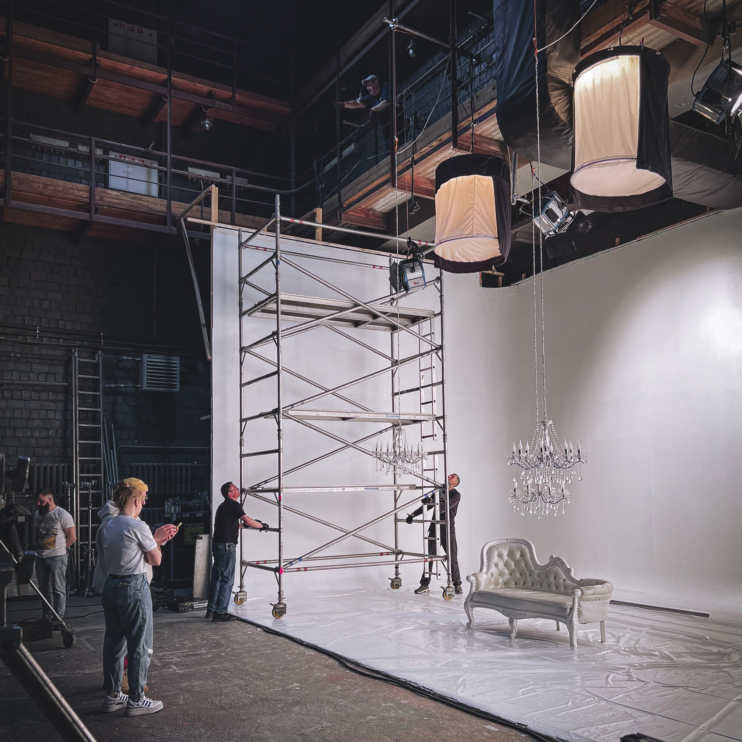 Бэкстейдж со съемок клипа Хатико. Видеомейкер и фотограф Кэтрин.Филм