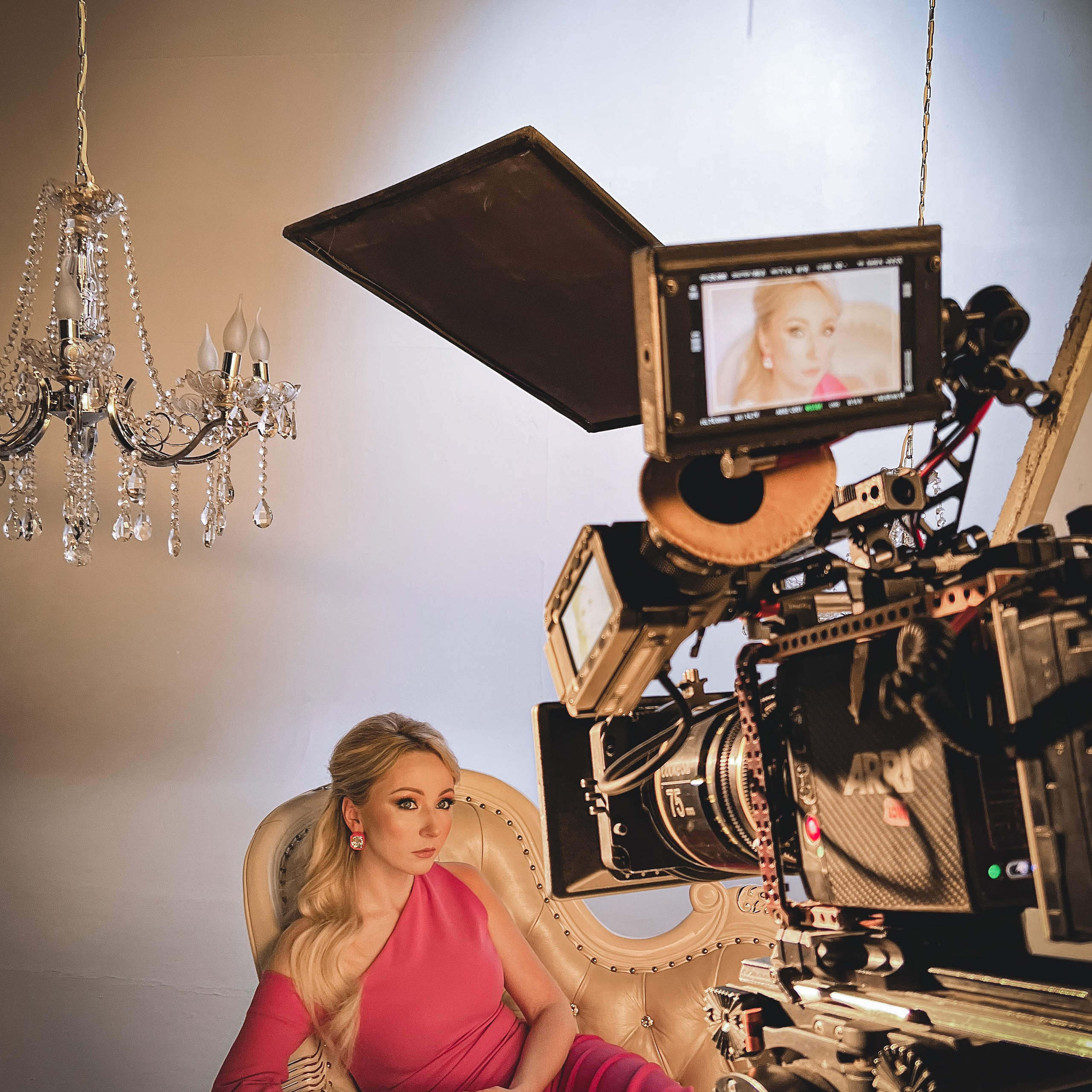 Бэкстейдж со съемок клипа Хатико. Видеомейкер и фотограф Кэтрин.Филм