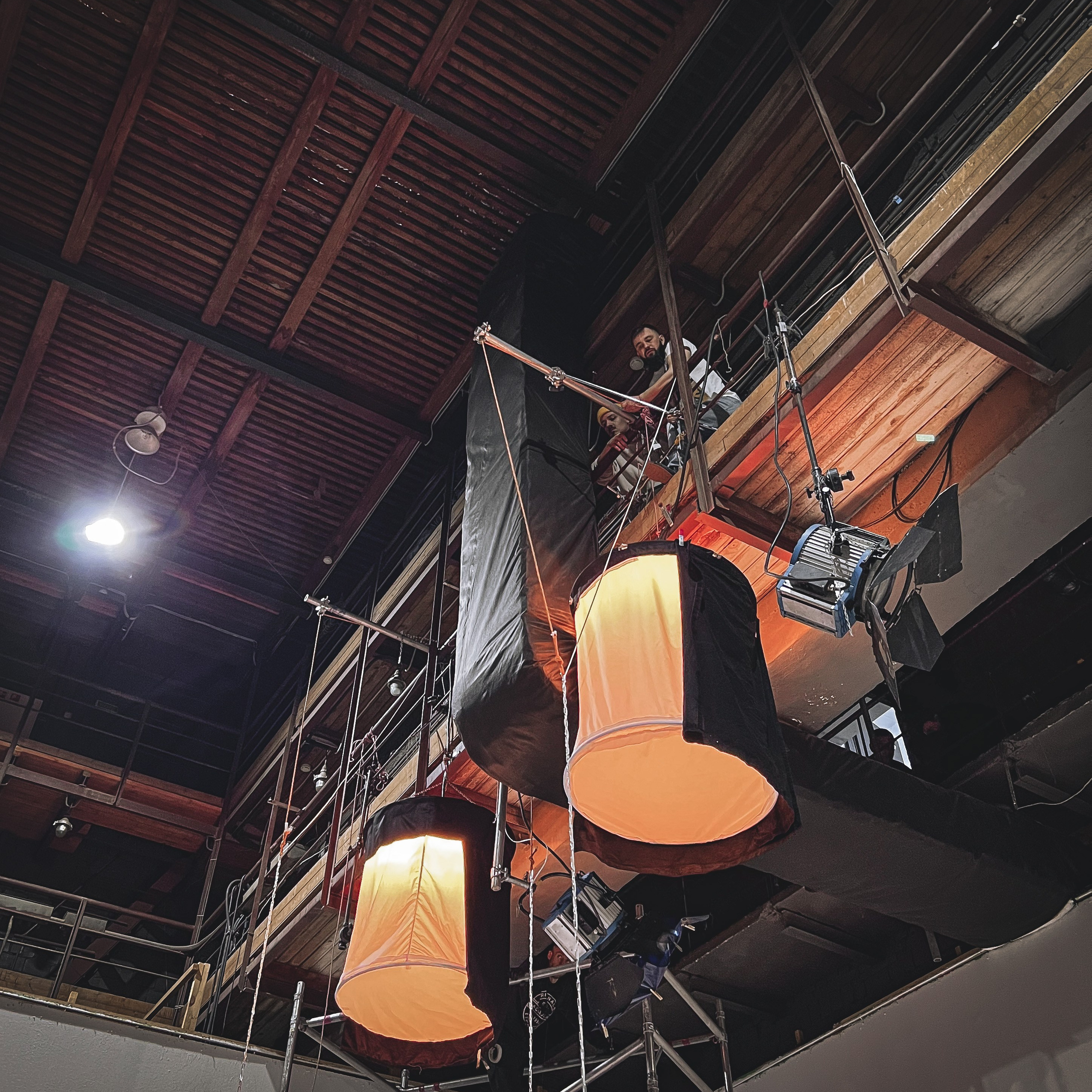 Бэкстейдж со съемок клипа Хатико. Видеомейкер и фотограф Кэтрин.Филм