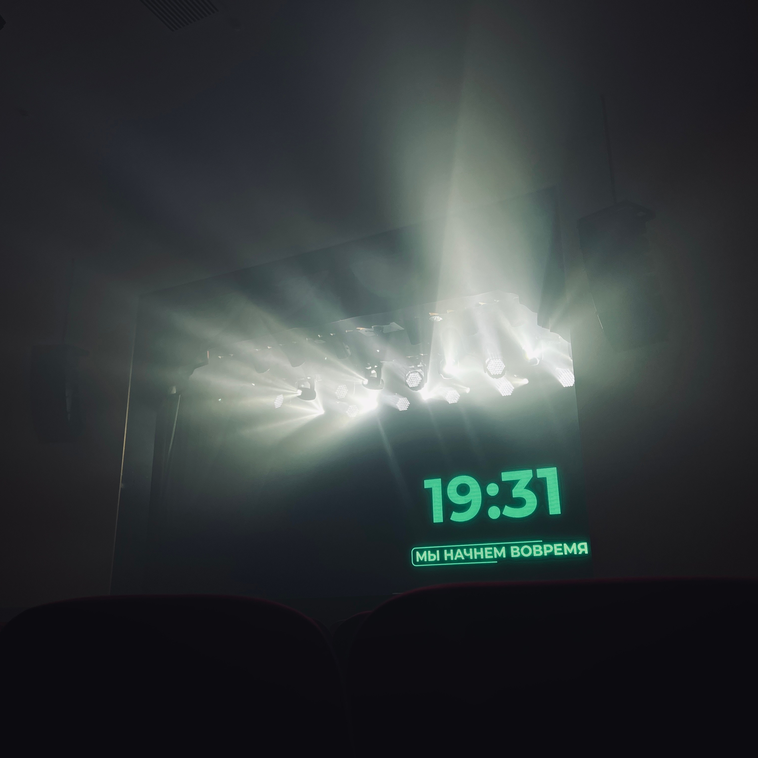 Бэк с репетиции концерта. Видеомейкер и фотограф Кэтрин.Филм