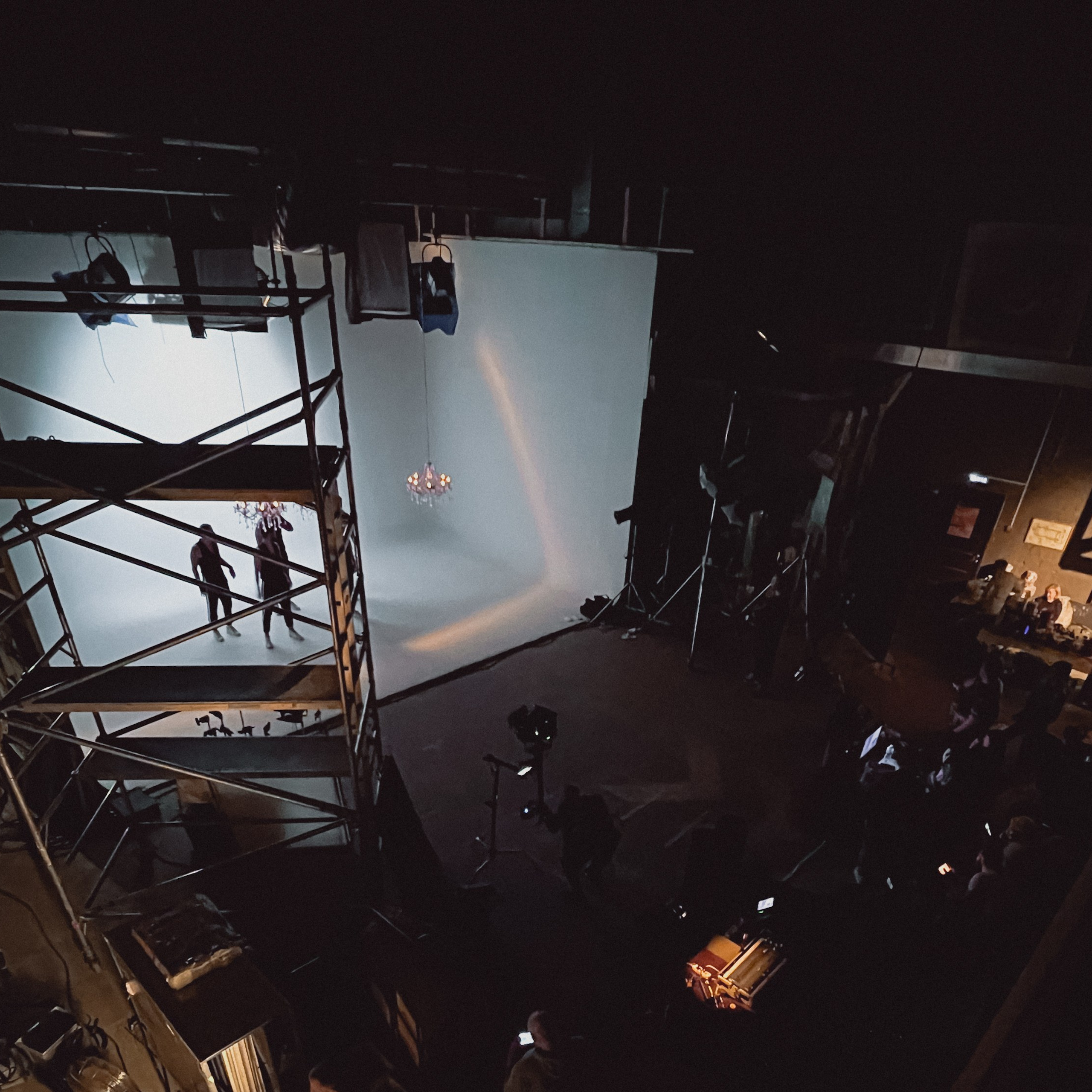 Бэкстейдж со съемок клипа Хатико. Видеомейкер и фотограф Кэтрин.Филм