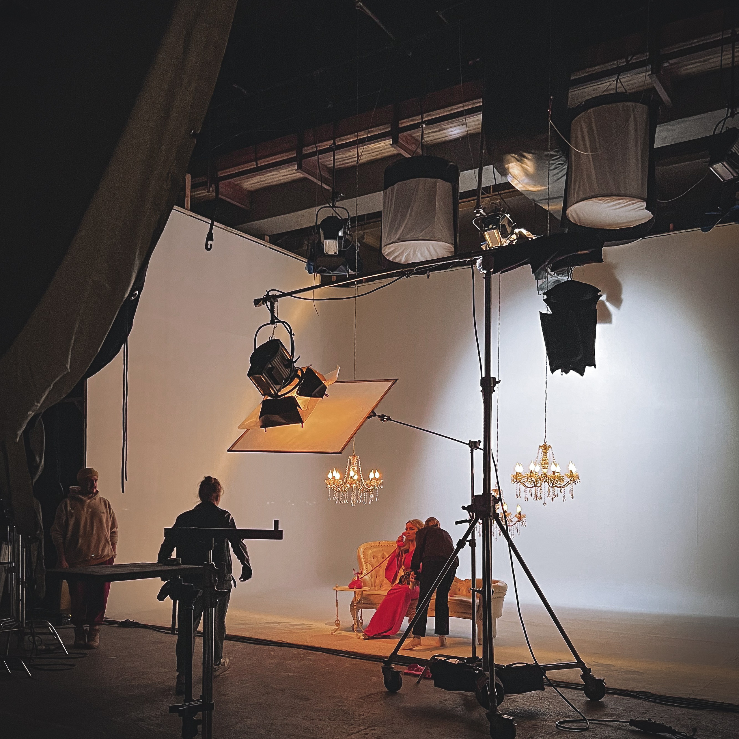 Бэкстейдж со съемок клипа Хатико. Видеомейкер и фотограф Кэтрин.Филм