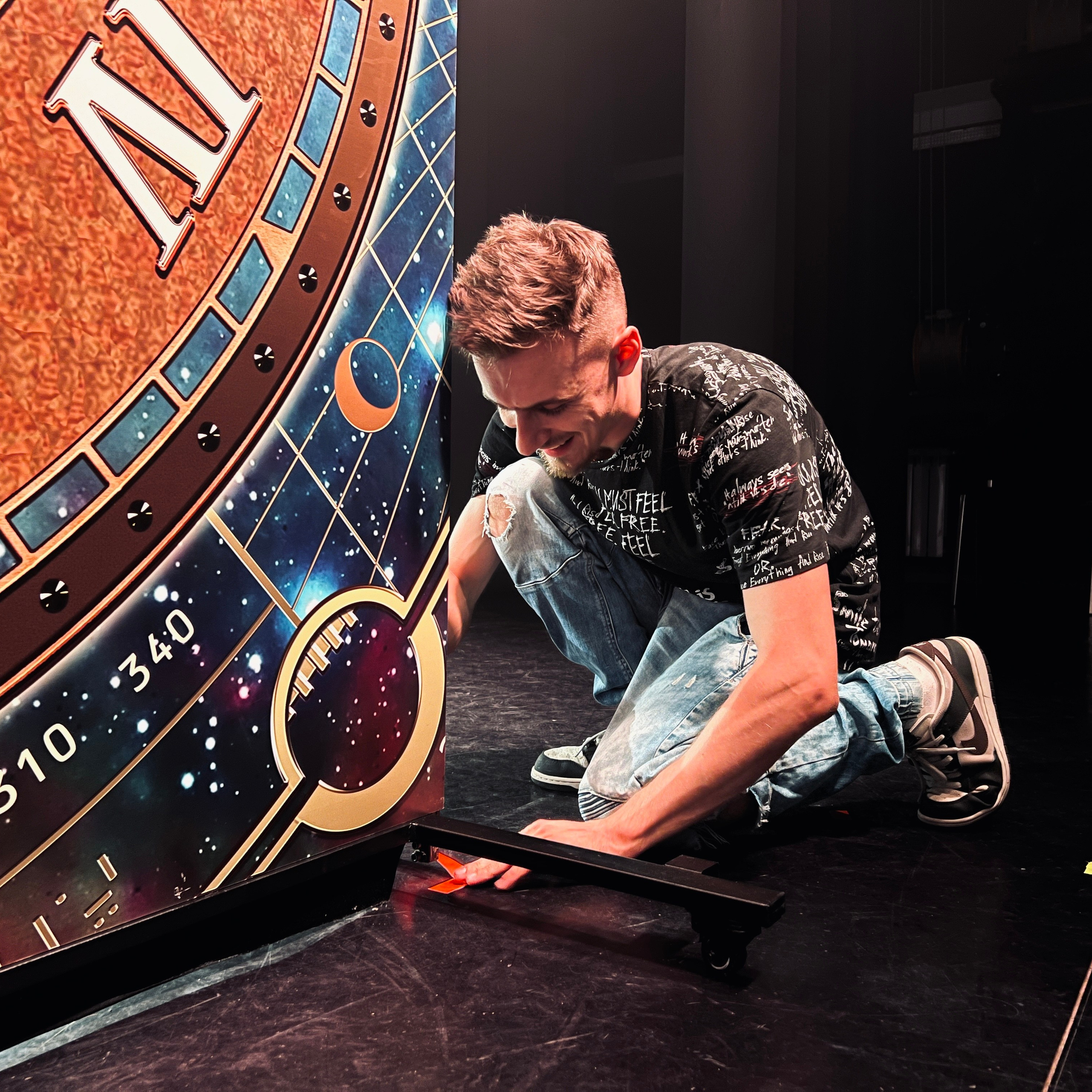 Бэк с репетиции концерта. Видеомейкер и фотограф Кэтрин.Филм