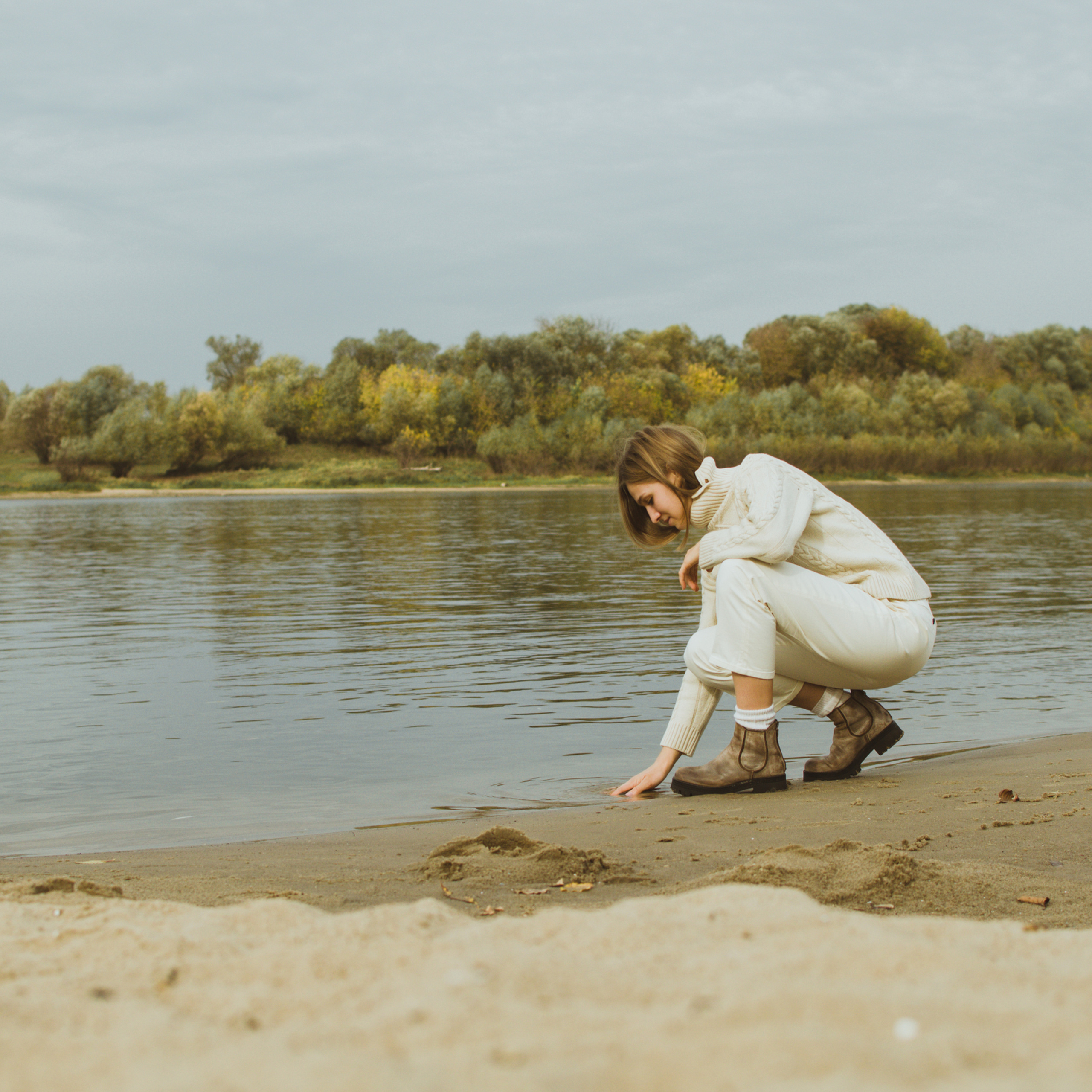 Аня на поленовском берегу