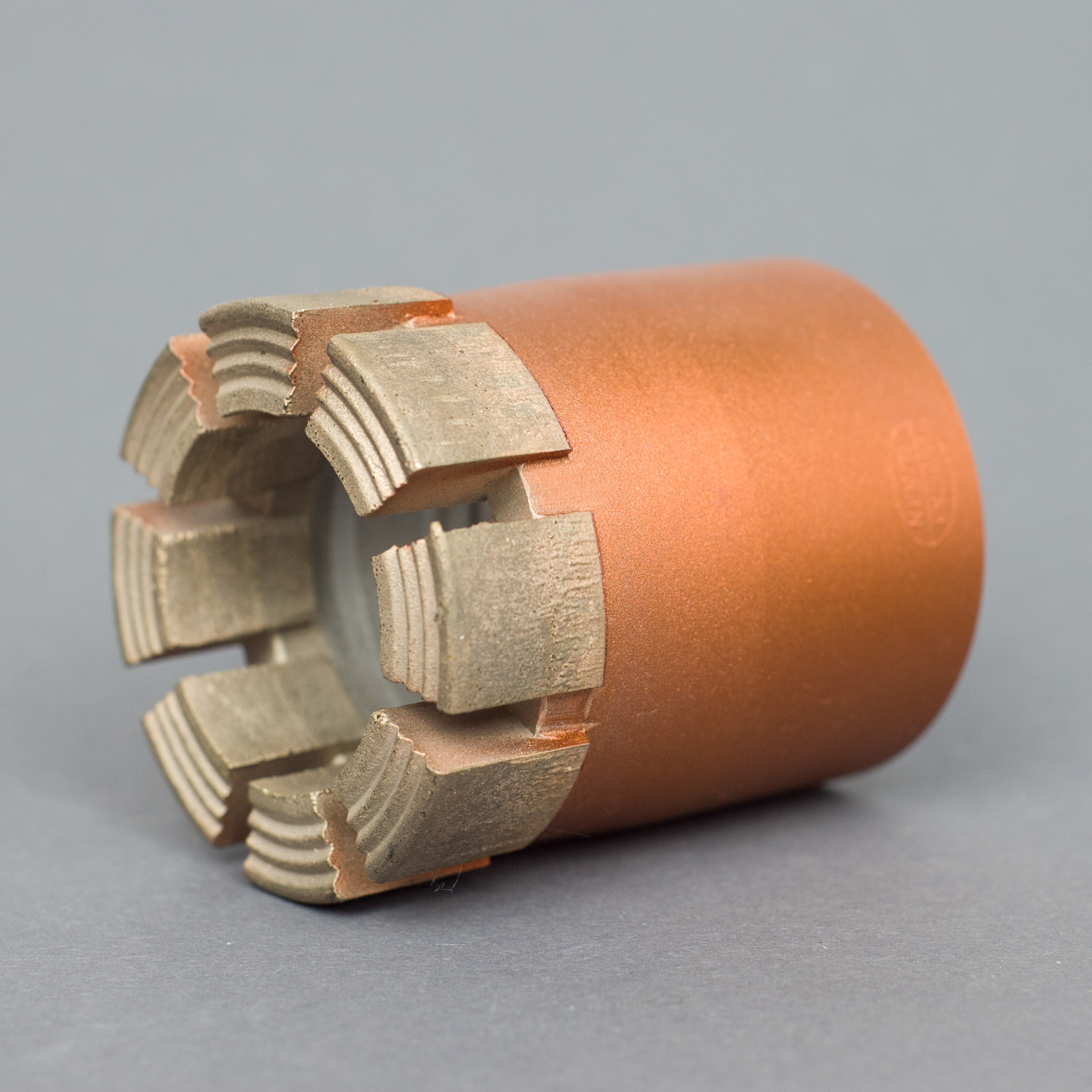 Буровое оборудованеие коронки и переходники, фон от серого до прозрачного