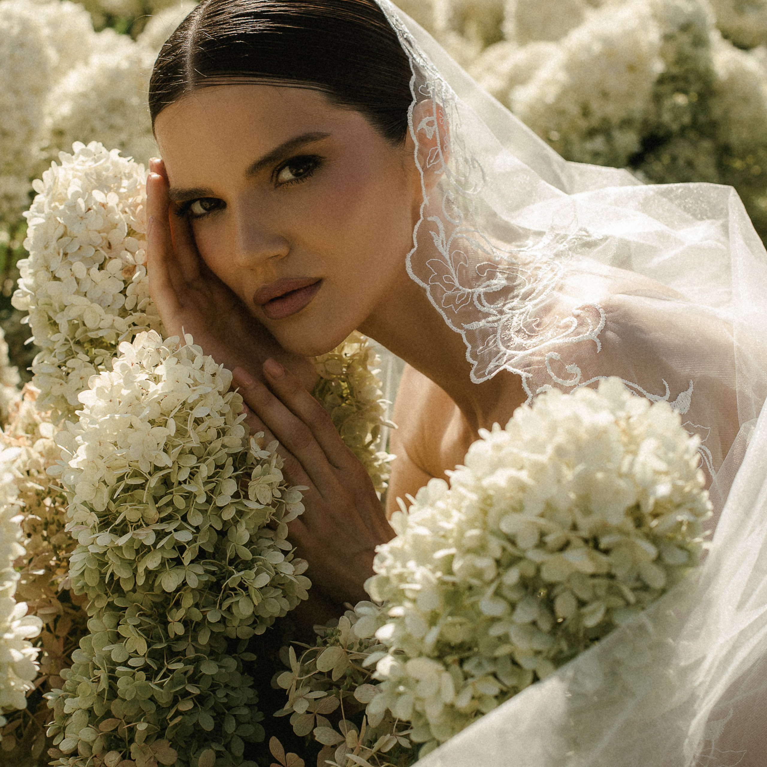 Нежное утро невесты в парке