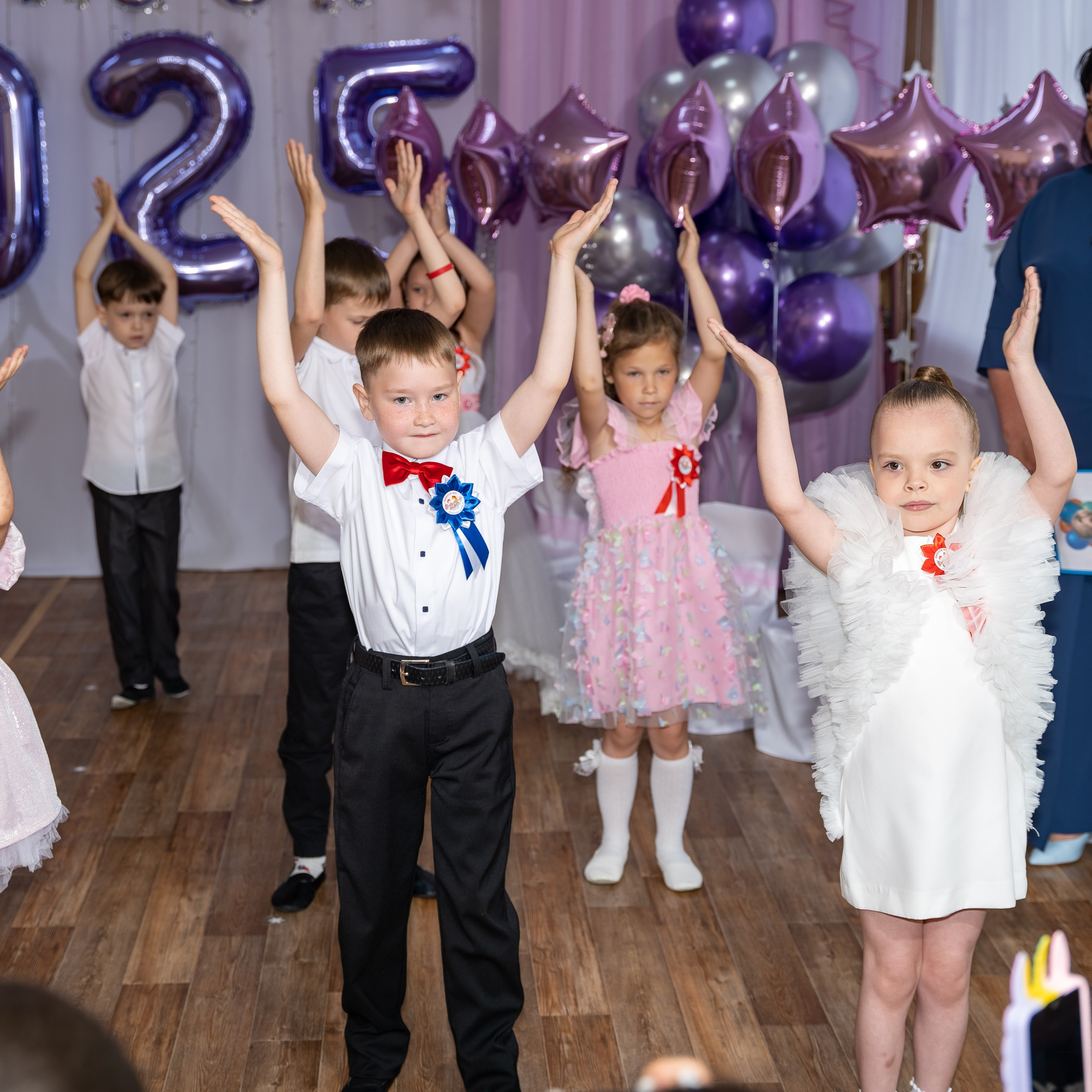 Фотосессия на выпускном утреннике в детсаду 2025. Eewa.ru