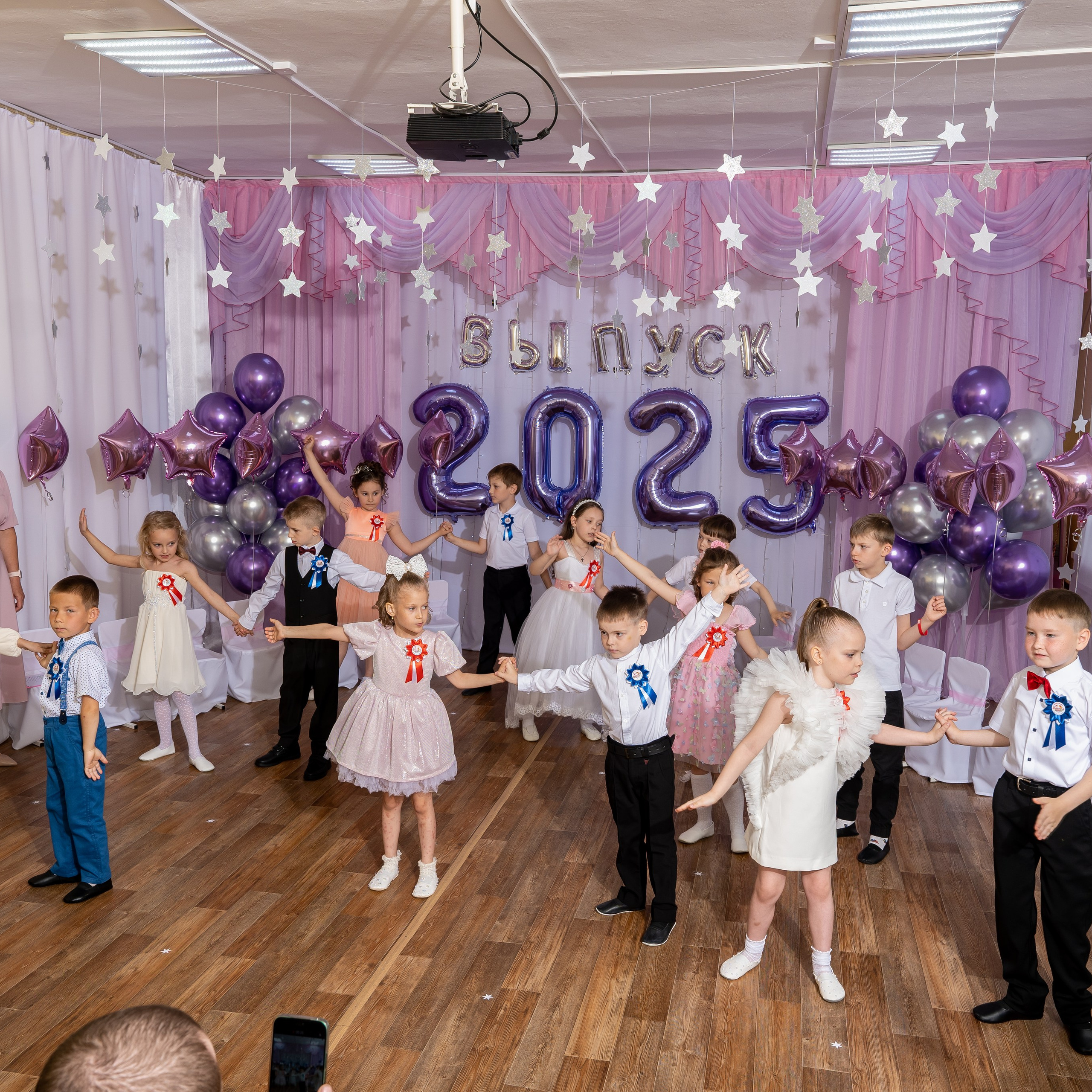 Фотосессия на выпускном утреннике в детсаду 2025. Eewa.ru