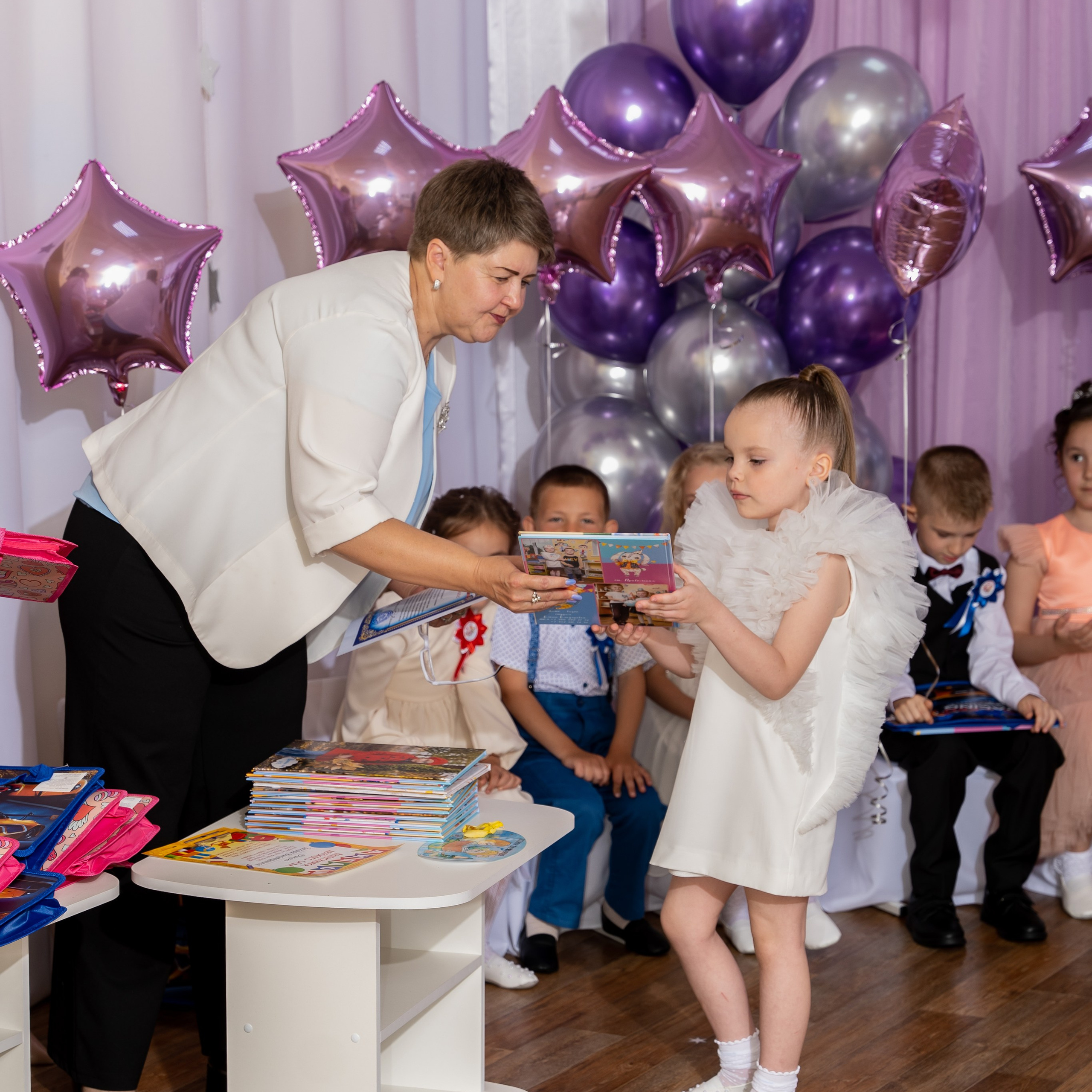 Фотосессия на выпускном утреннике в детсаду 2025. Eewa.ru