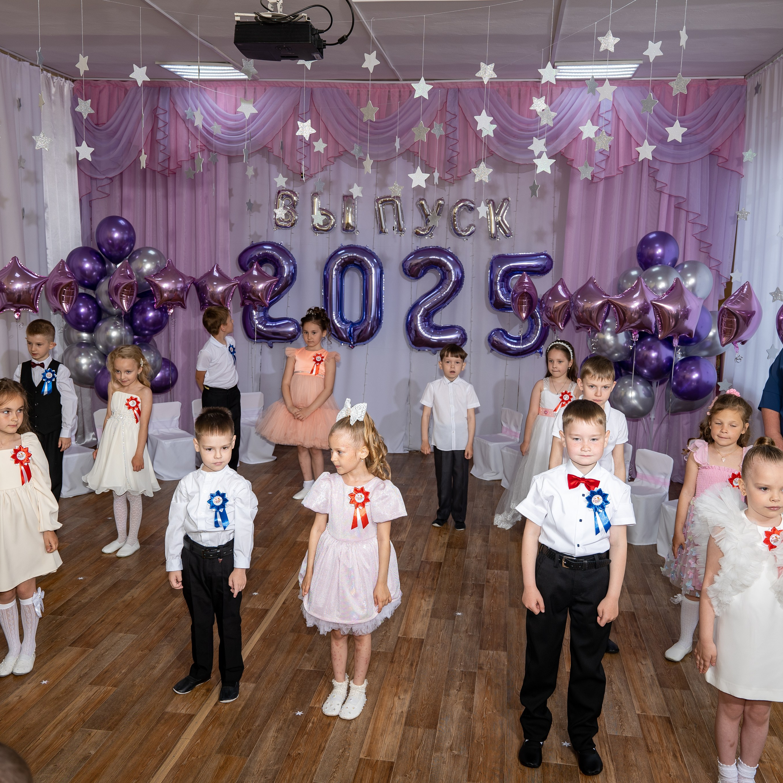 Фотосессия на выпускном утреннике в детсаду 2025. Eewa.ru