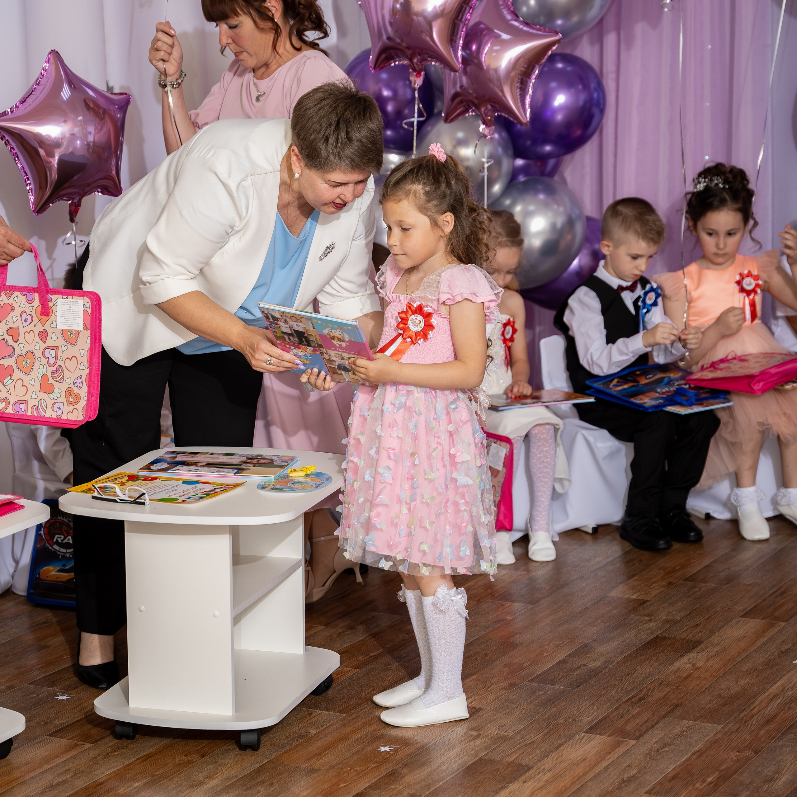 Фотосессия на выпускном утреннике в детсаду 2025. Eewa.ru