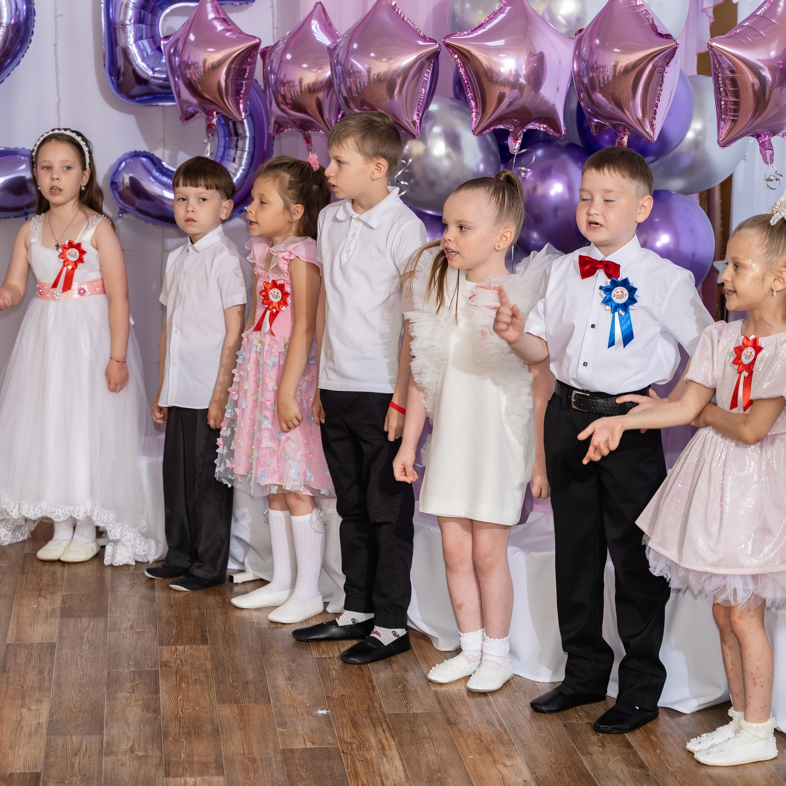 Фотосессия на выпускном утреннике в детсаду 2025. Eewa.ru