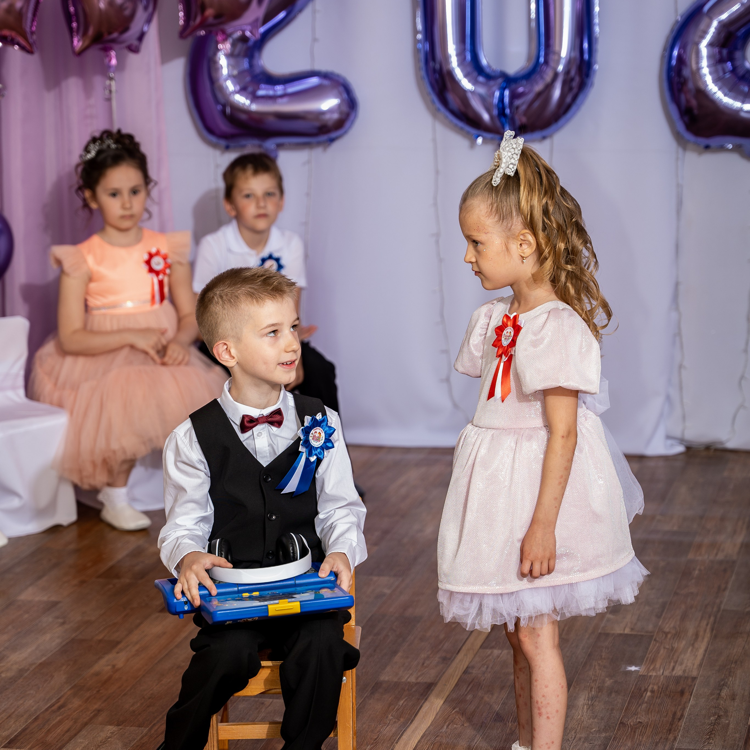 Фотосессия на выпускном утреннике в детсаду 2025. Eewa.ru