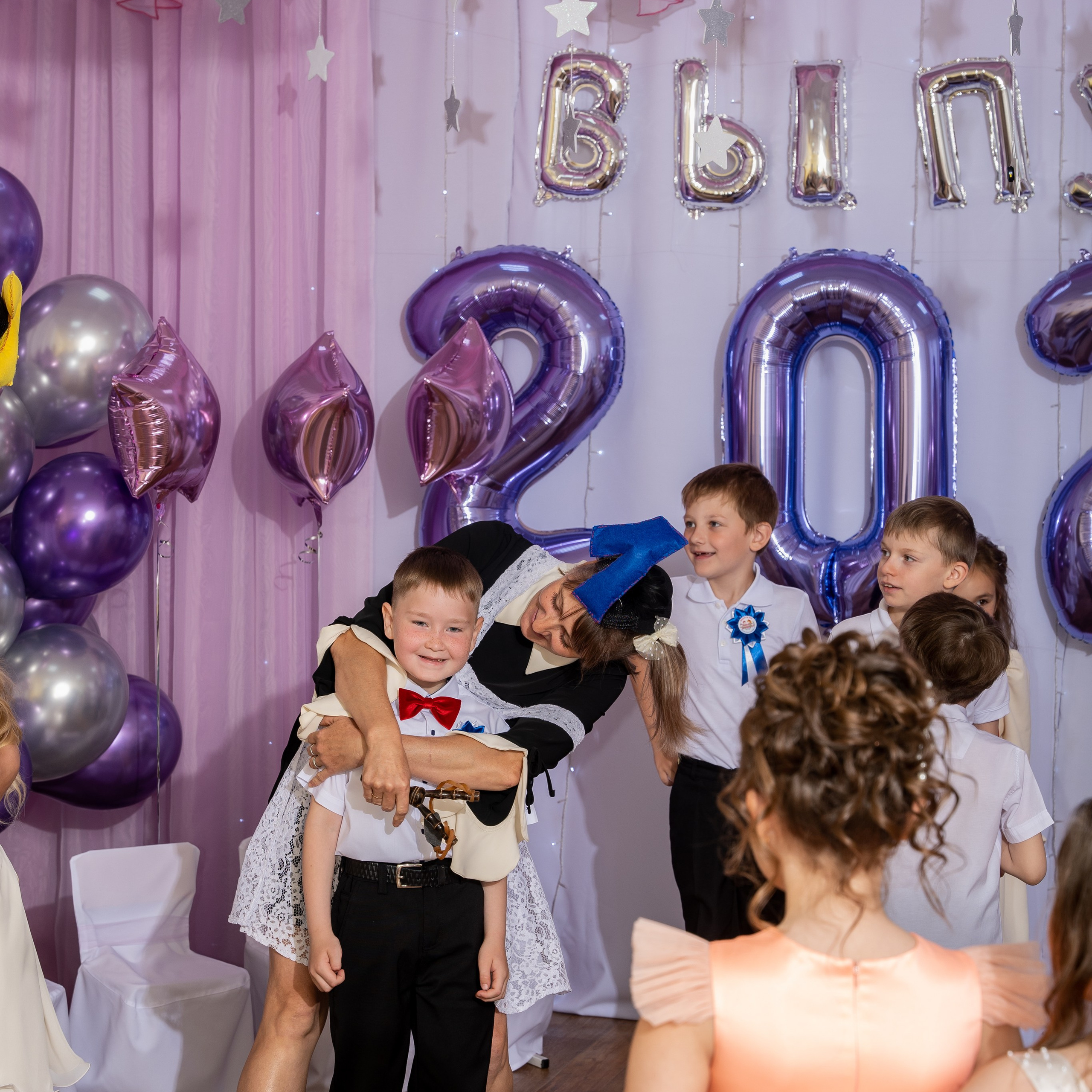 Фотосессия на выпускном утреннике в детсаду 2025. Eewa.ru