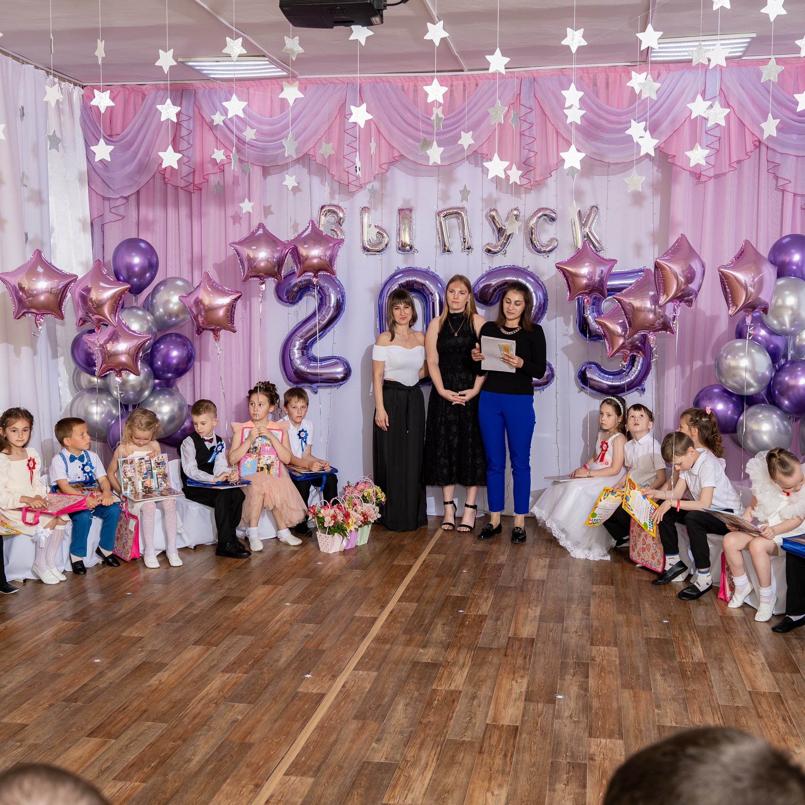 Фотосессия на выпускном утреннике в детсаду 2025. Eewa.ru