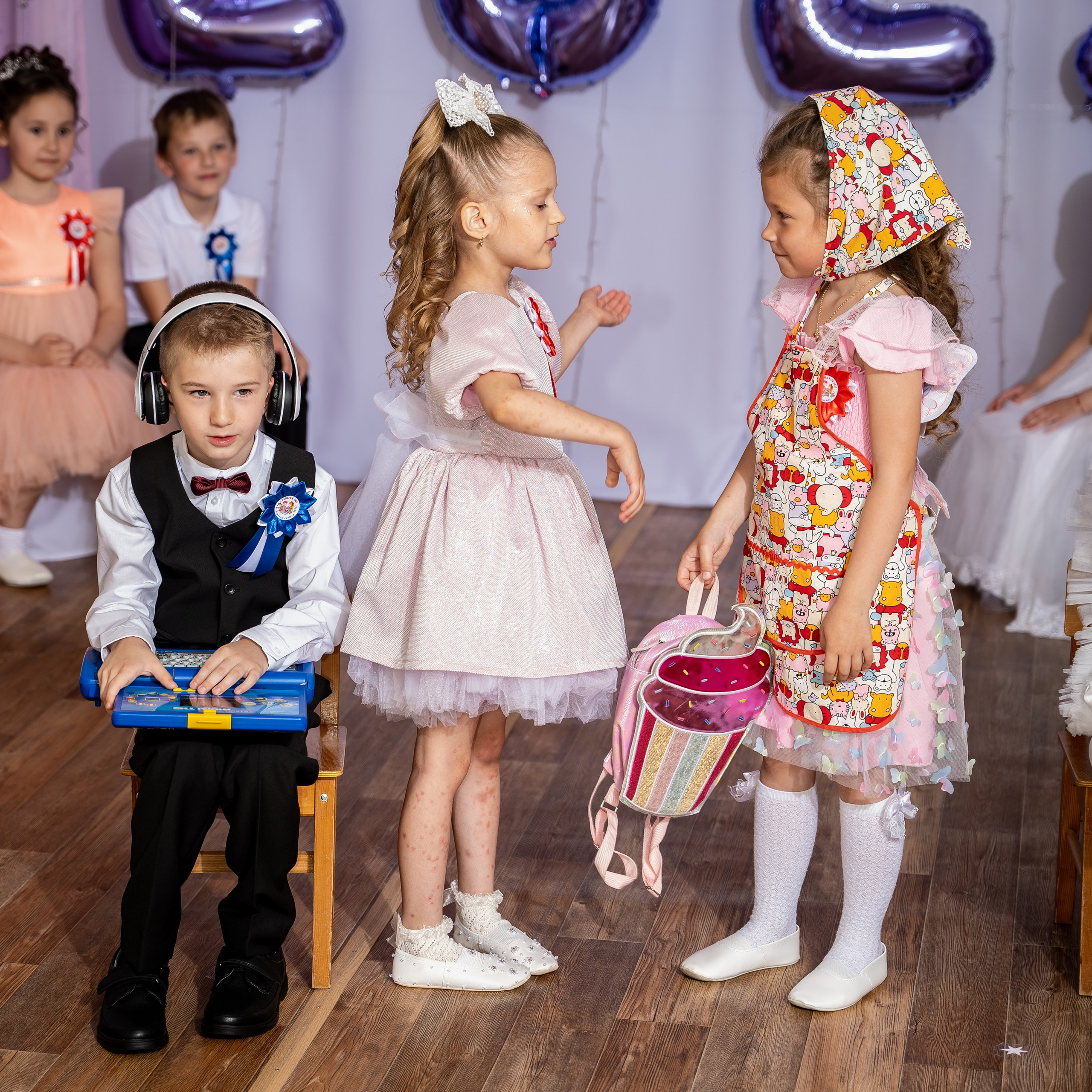 Фотосессия на выпускном утреннике в детсаду 2025. Eewa.ru