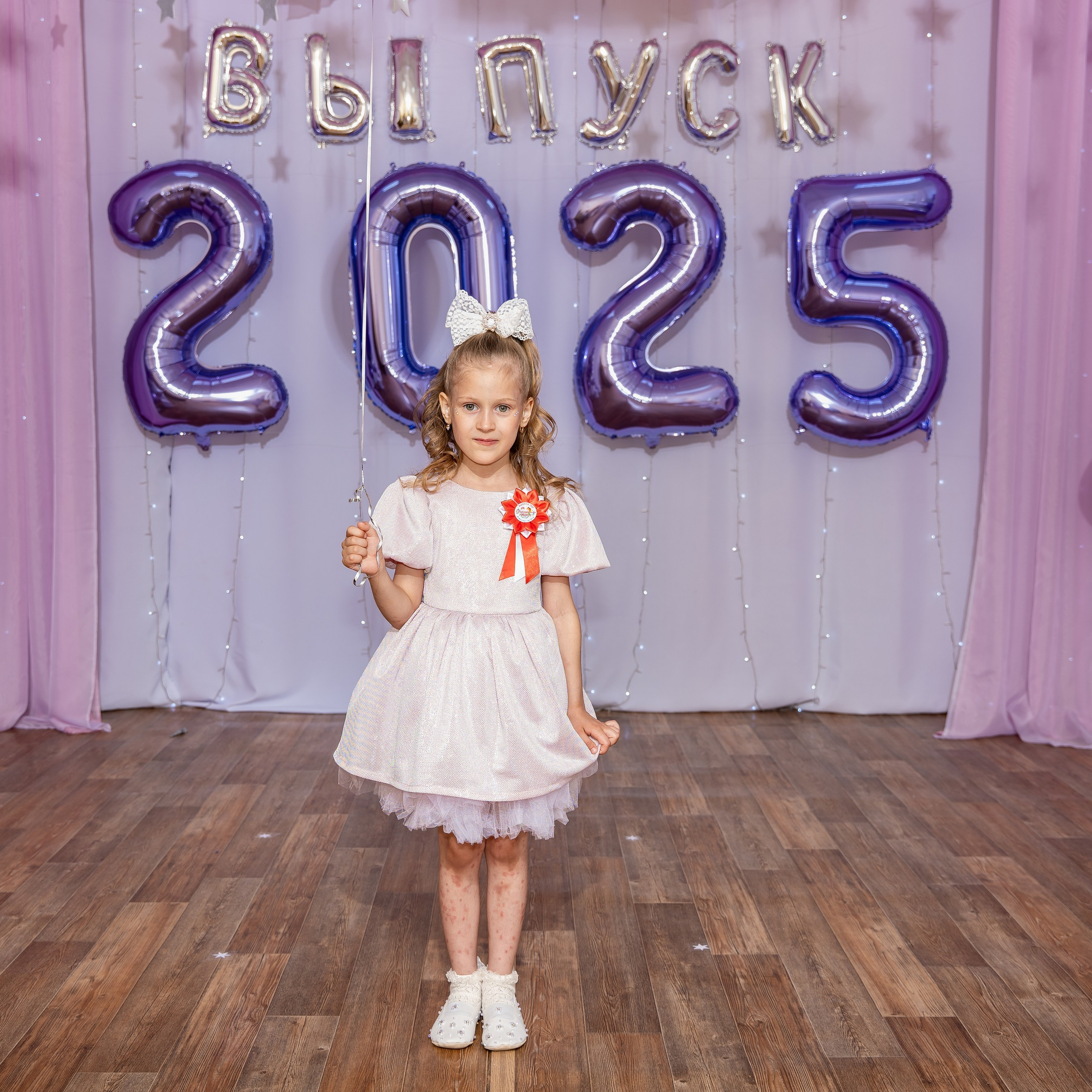 Фотосессия на выпускном утреннике в детсаду 2025. Eewa.ru