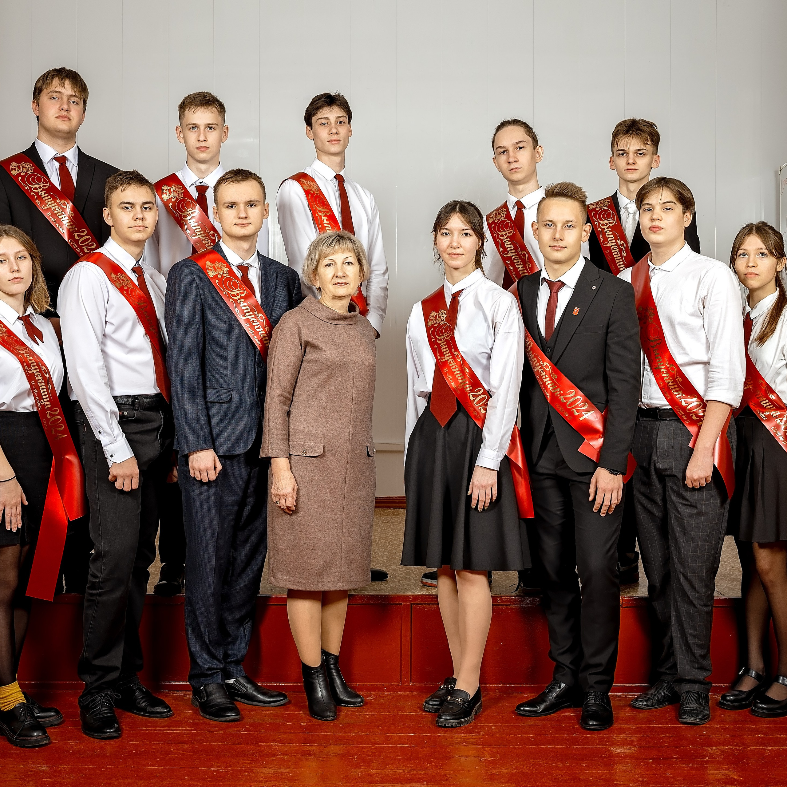 Выпускной альбом сош 11 стародеревянковская. Eewa.ru