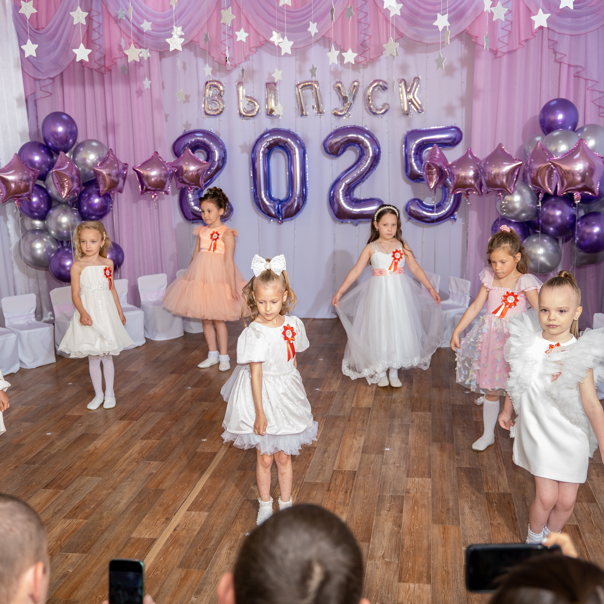 Фотосессия на выпускном утреннике в детсаду 2025. Eewa.ru