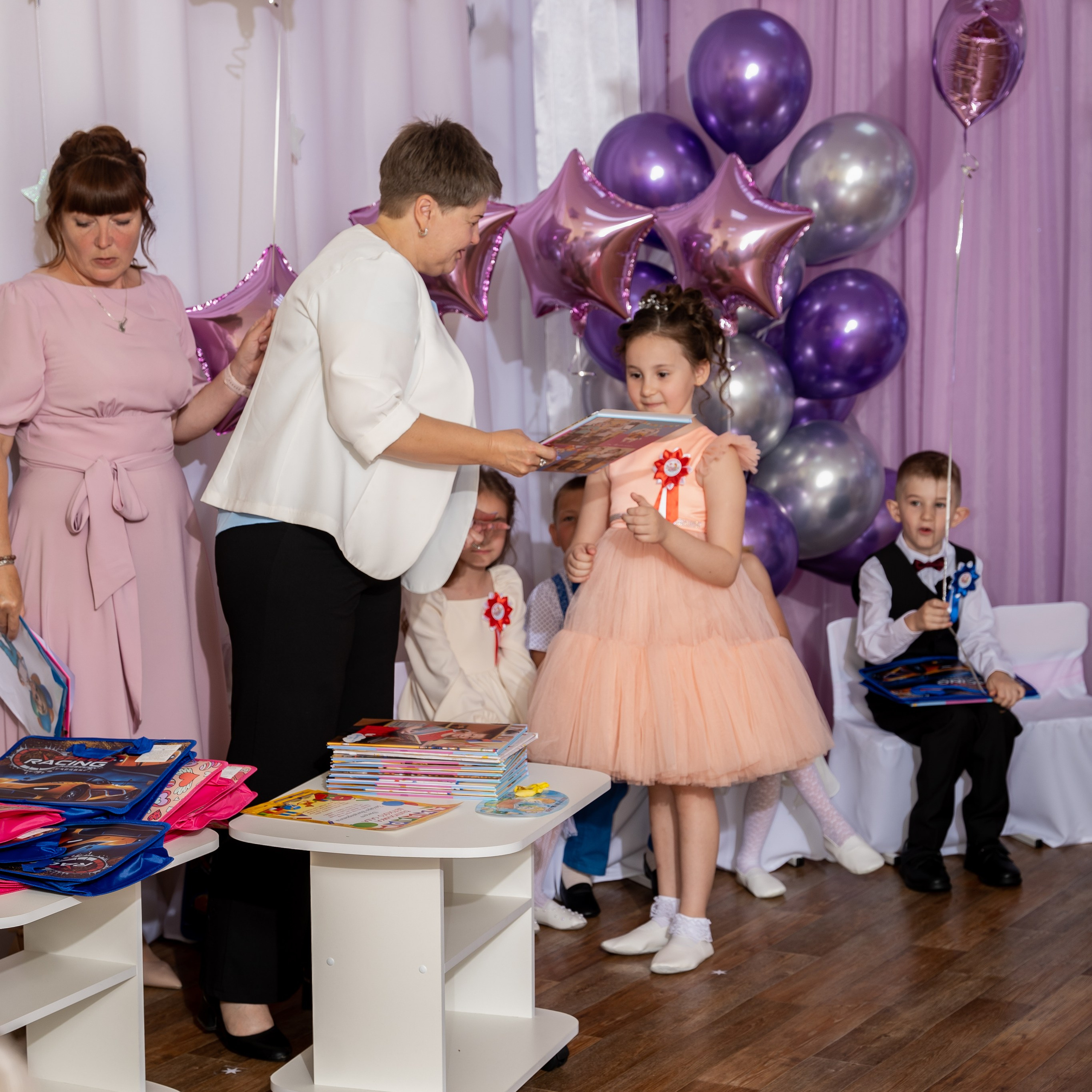 Фотосессия на выпускном утреннике в детсаду 2025. Eewa.ru