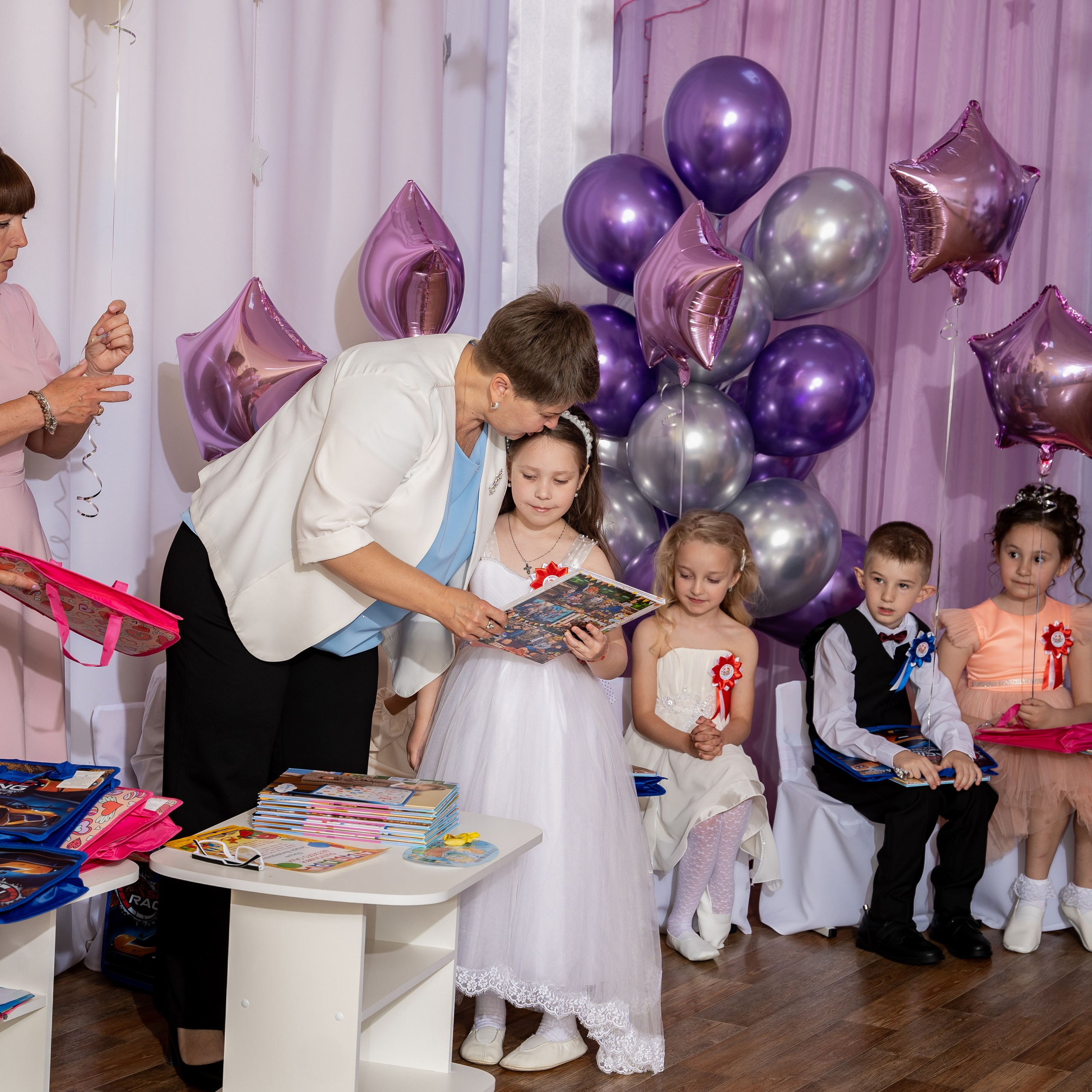 Фотосессия на выпускном утреннике в детсаду 2025. Eewa.ru