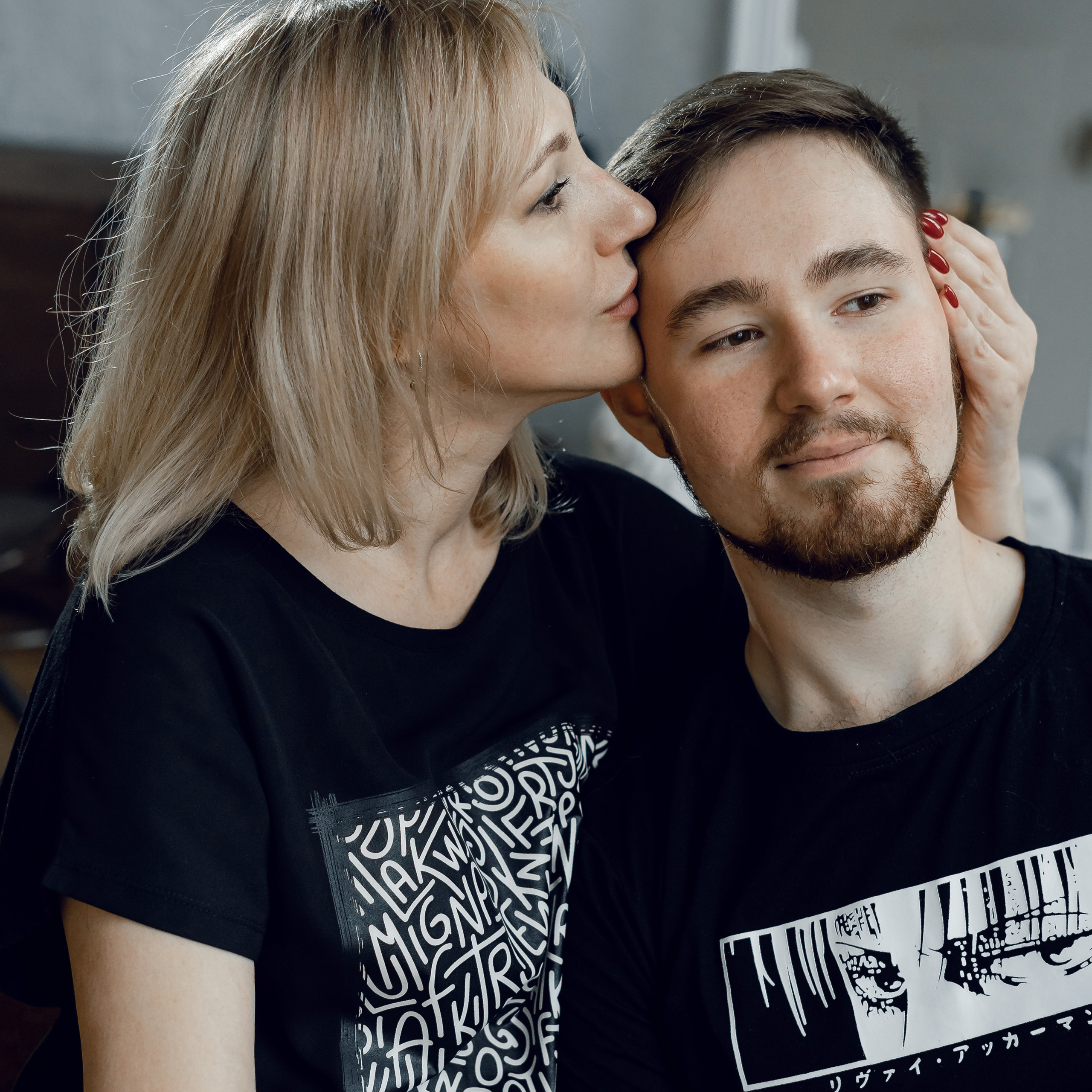 Мама и взрослый сын