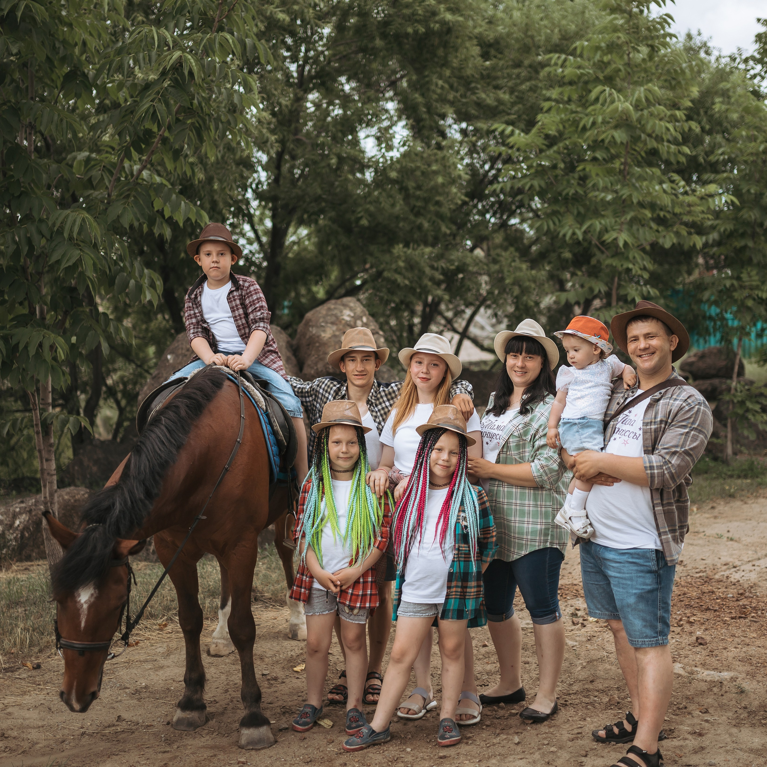 Семейная фотосессия с лошадью. Женский фотограф в Хабаровске