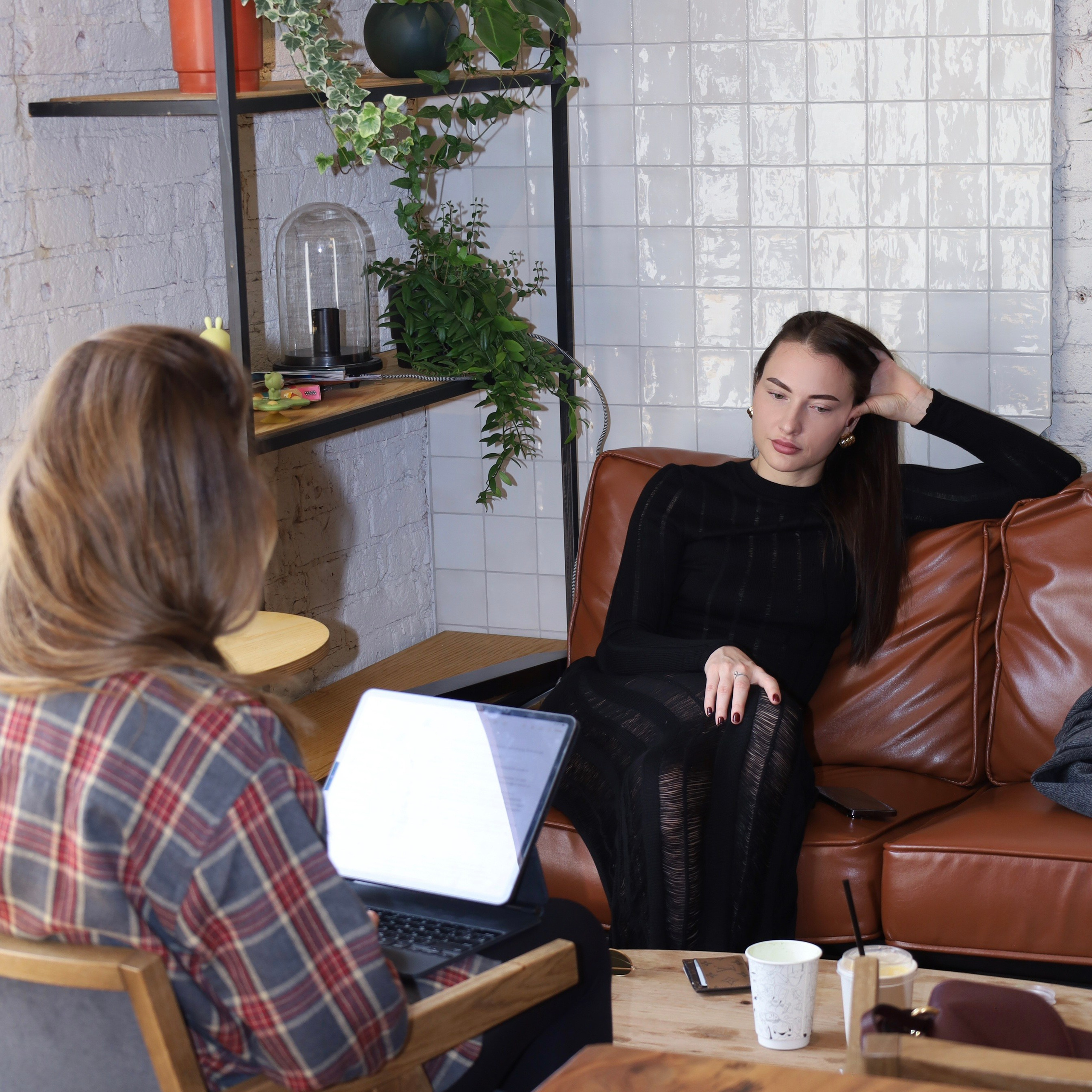 Деловая встреча в кафе