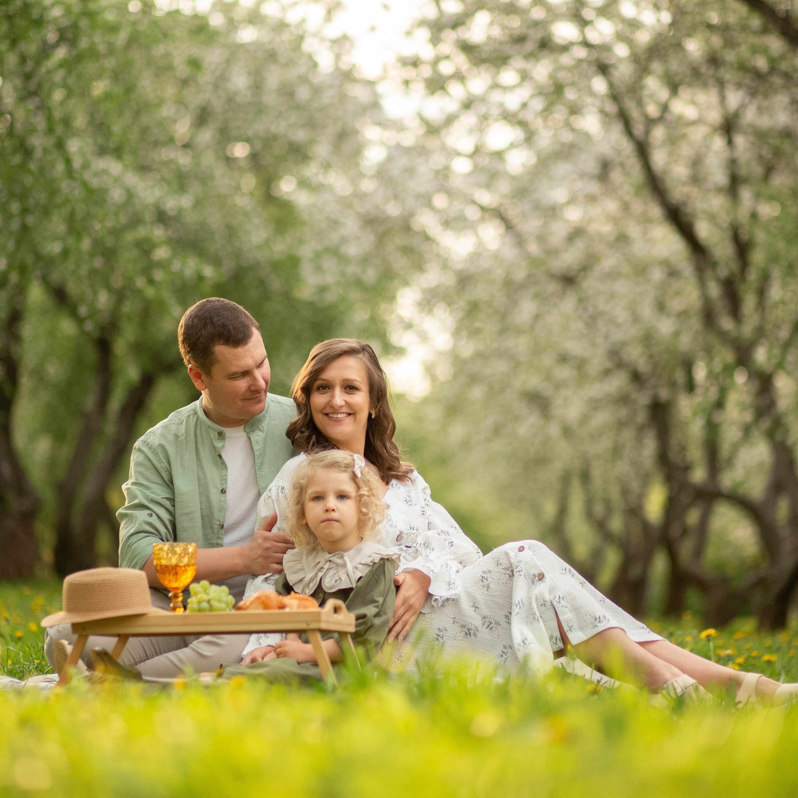 Семья в яблоневом саду