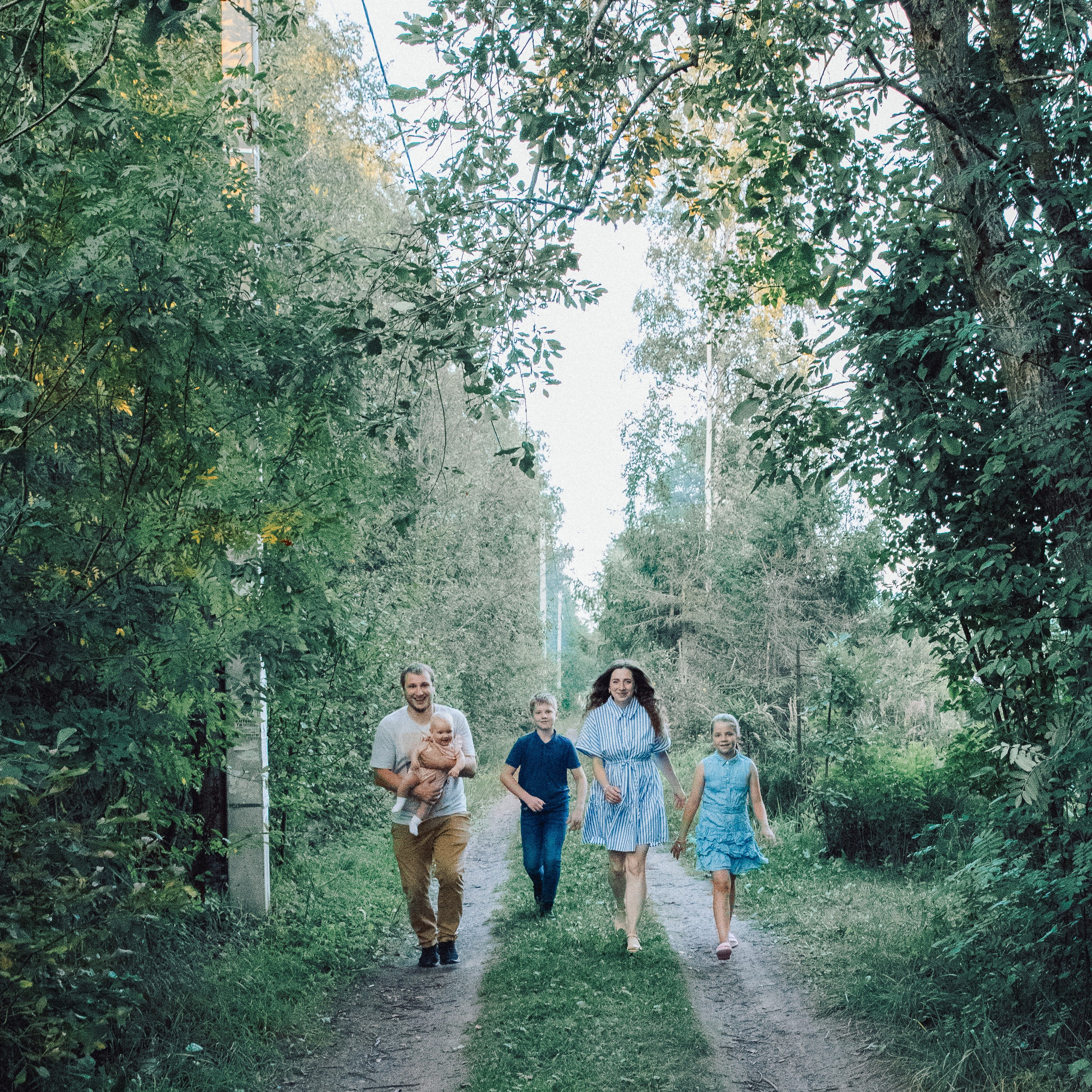 Лиза семьей. Август 2024