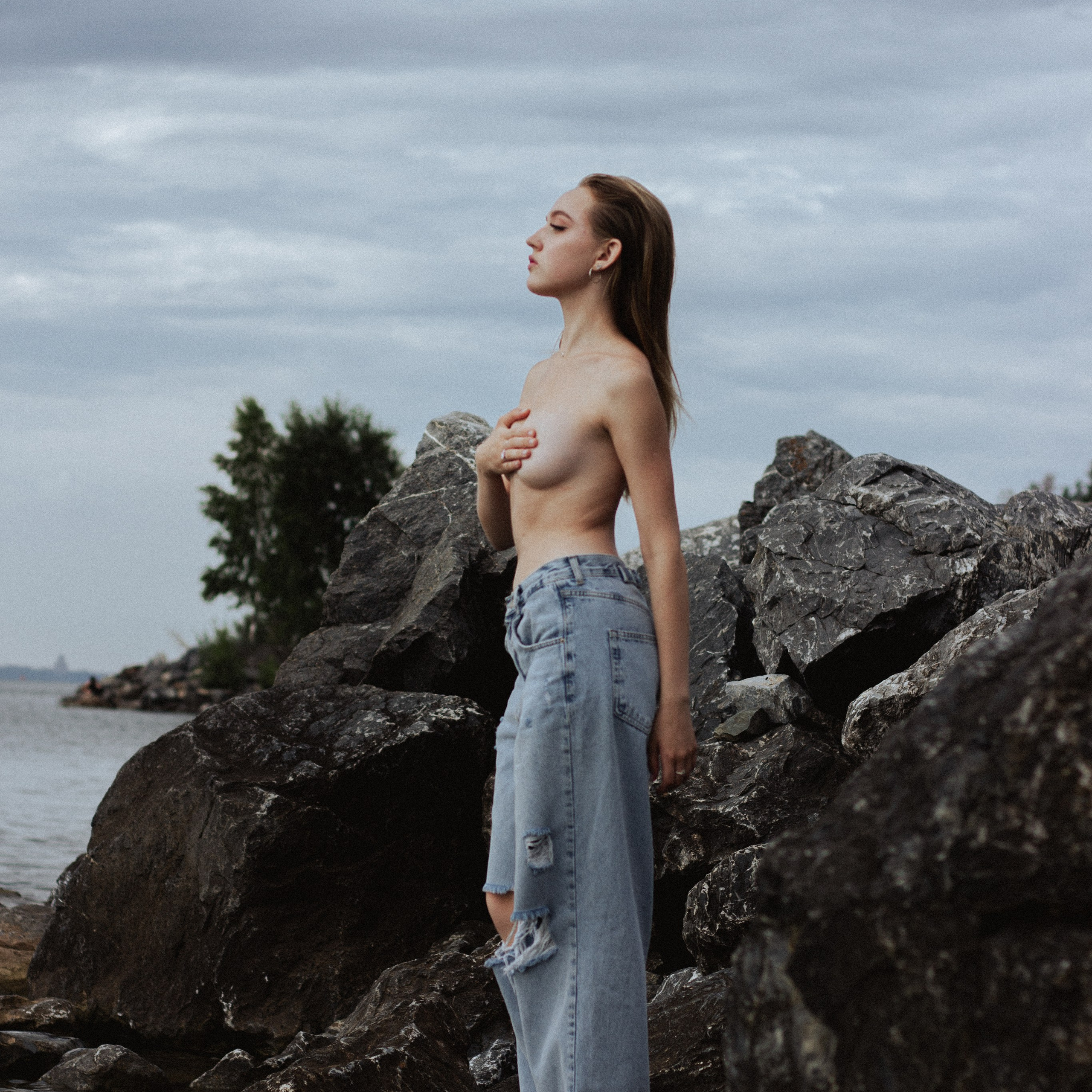 Пляж на камнях