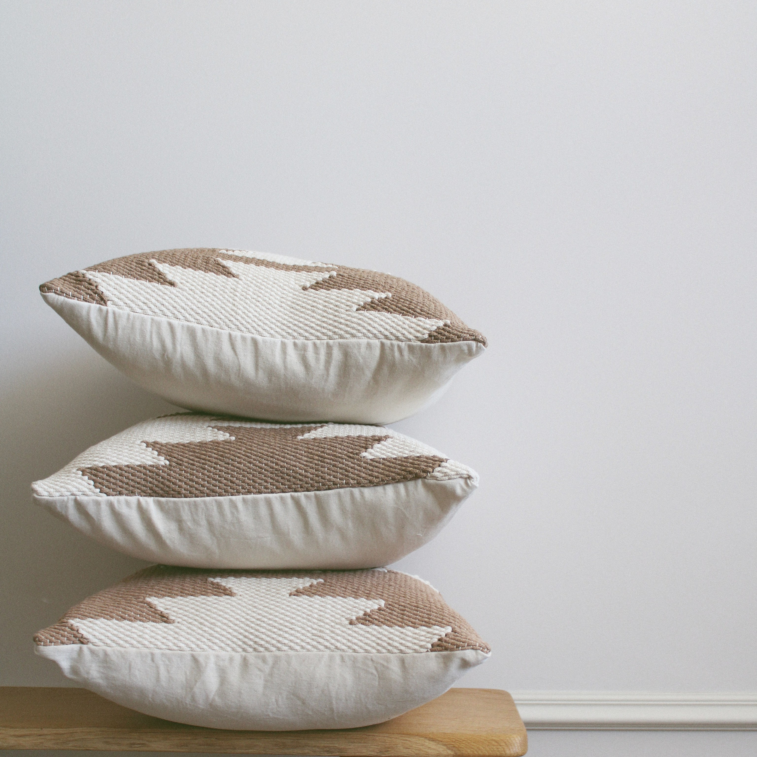 Подушка «Бежевые звезды на белом». Авторские тканые полотна из натуральных материалов