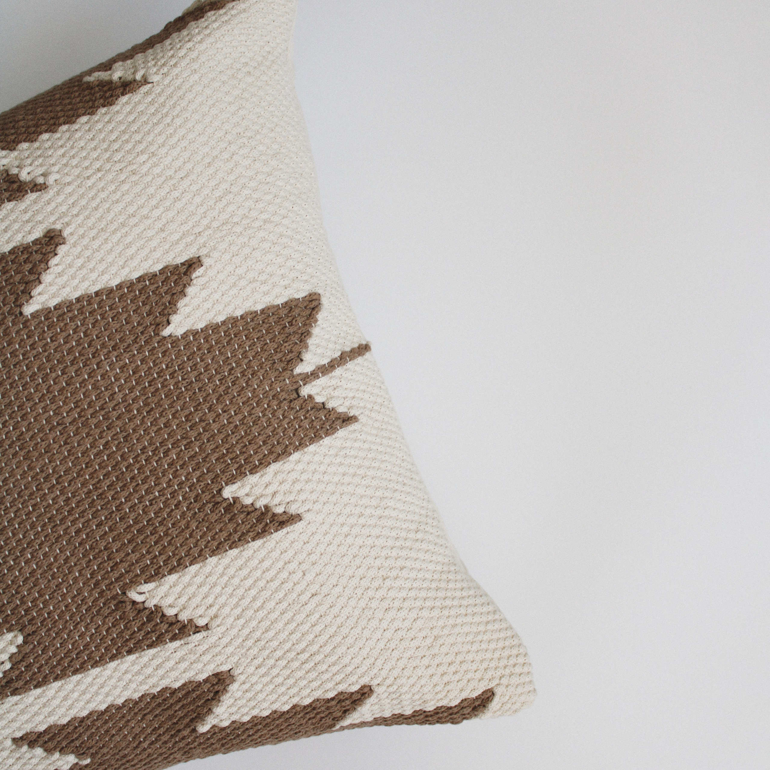 Подушка «Бежевые звезды на белом». Авторские тканые полотна из натуральных материалов