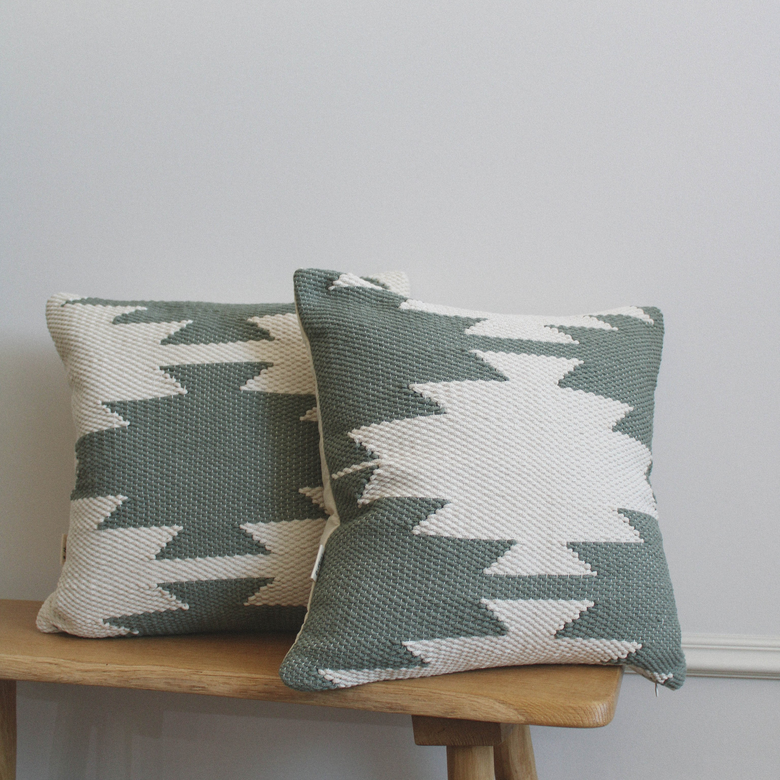 Подушка «Зеленые звезды на белом». Авторские тканые полотна из натуральных материалов