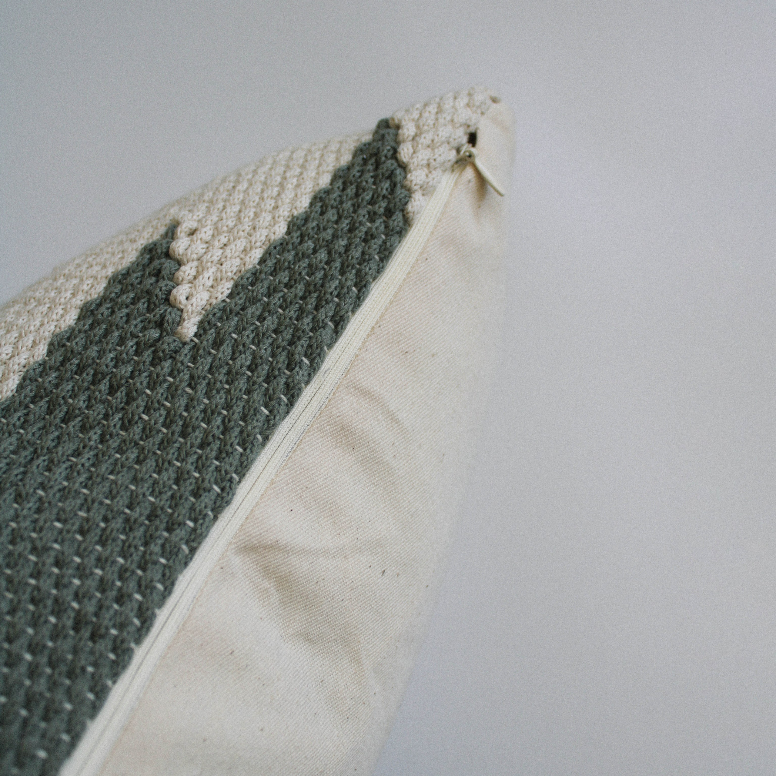 Подушка «Зеленые звезды на белом». Авторские тканые полотна из натуральных материалов