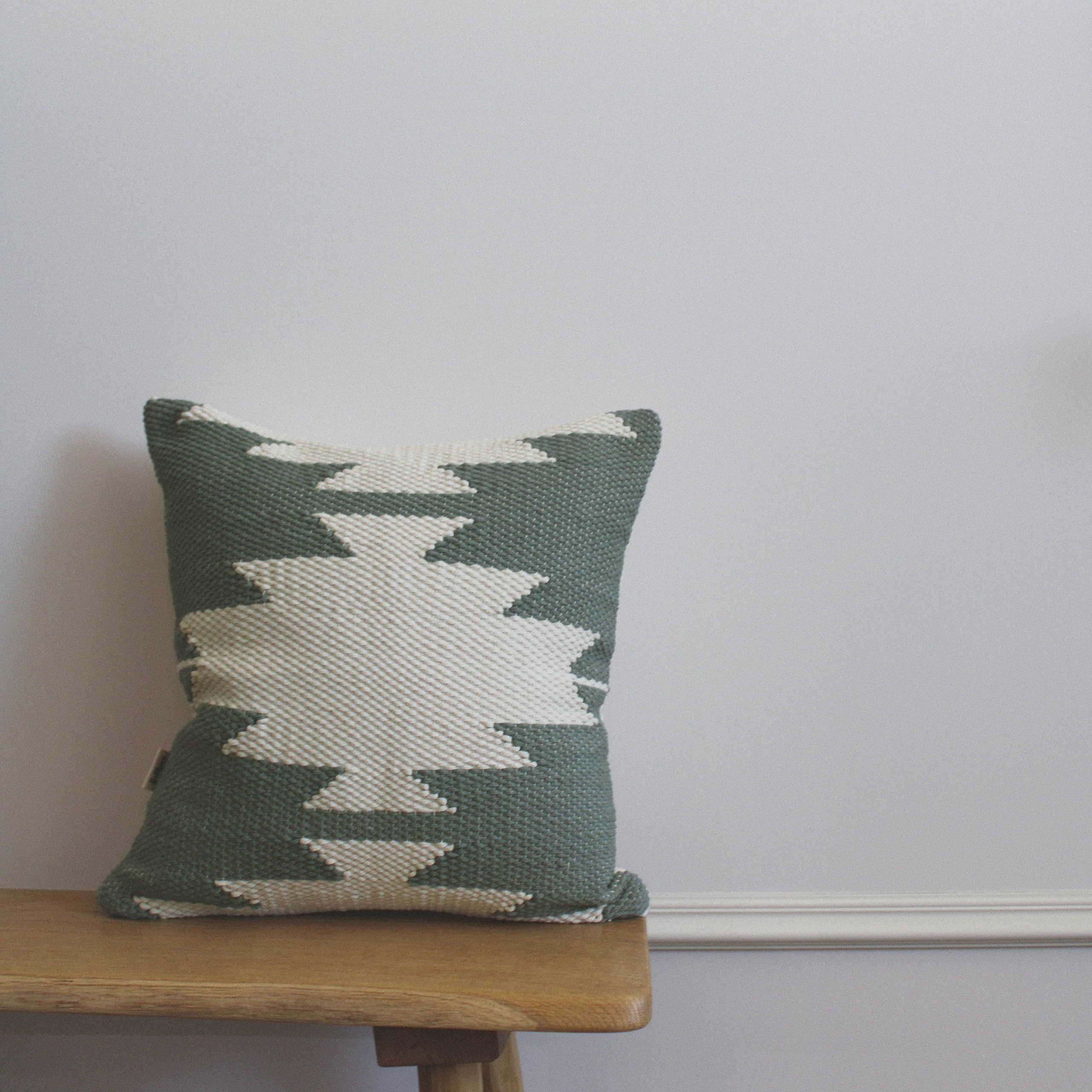 Подушка «Белые звезды на зеленом». Авторские тканые полотна из натуральных материалов