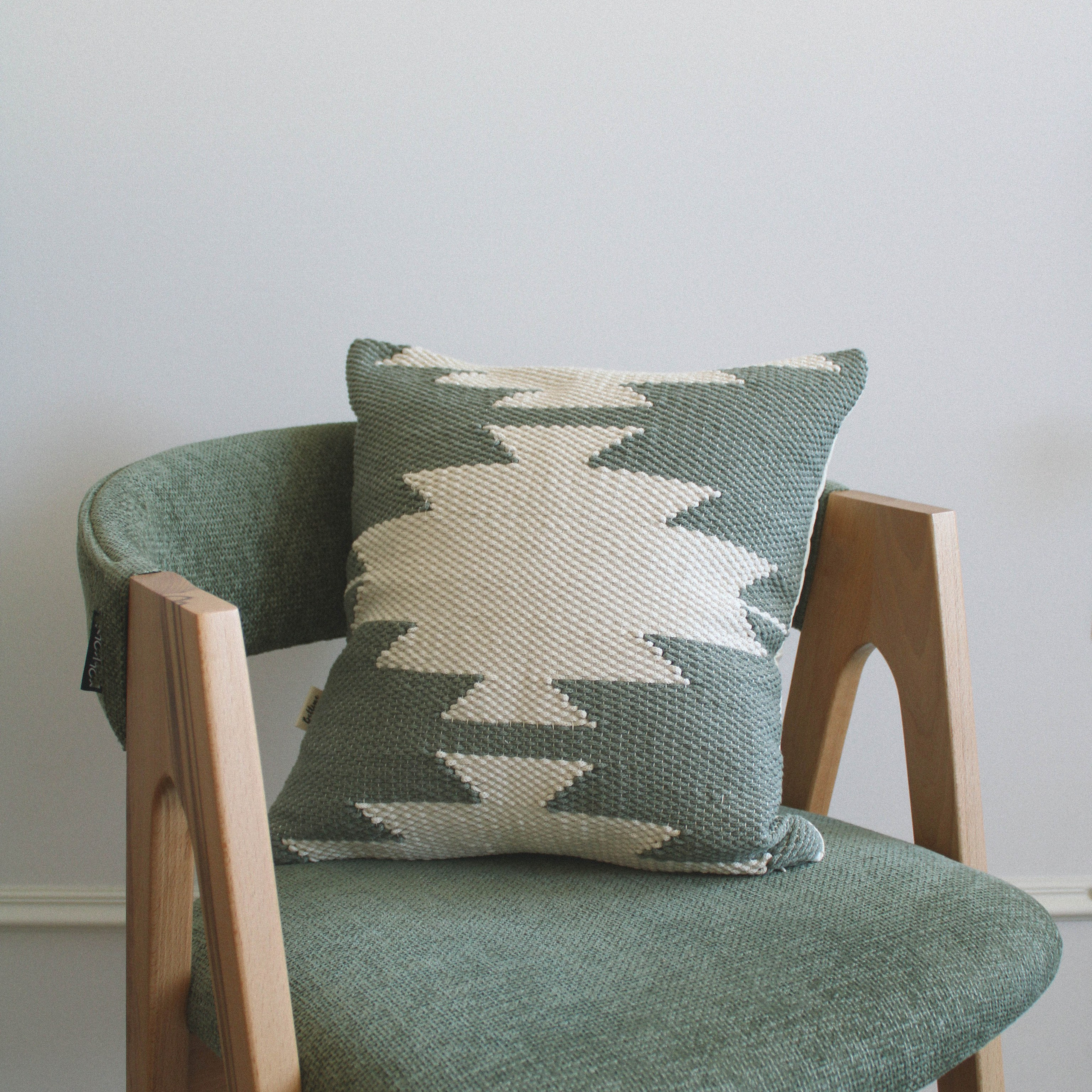 Подушка «Белые звезды на зеленом». Авторские тканые полотна из натуральных материалов