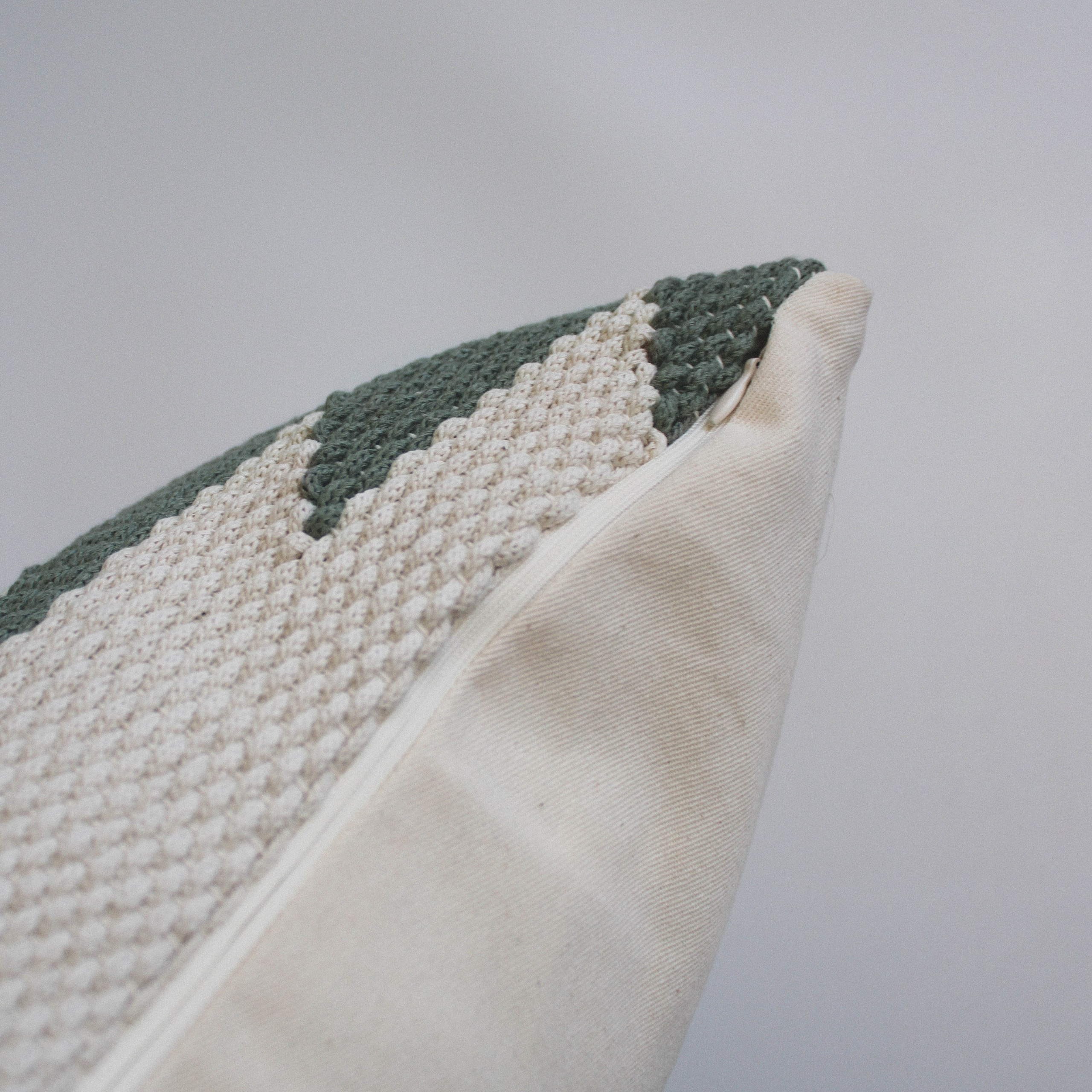 Подушка «Белые звезды на зеленом». Авторские тканые полотна из натуральных материалов