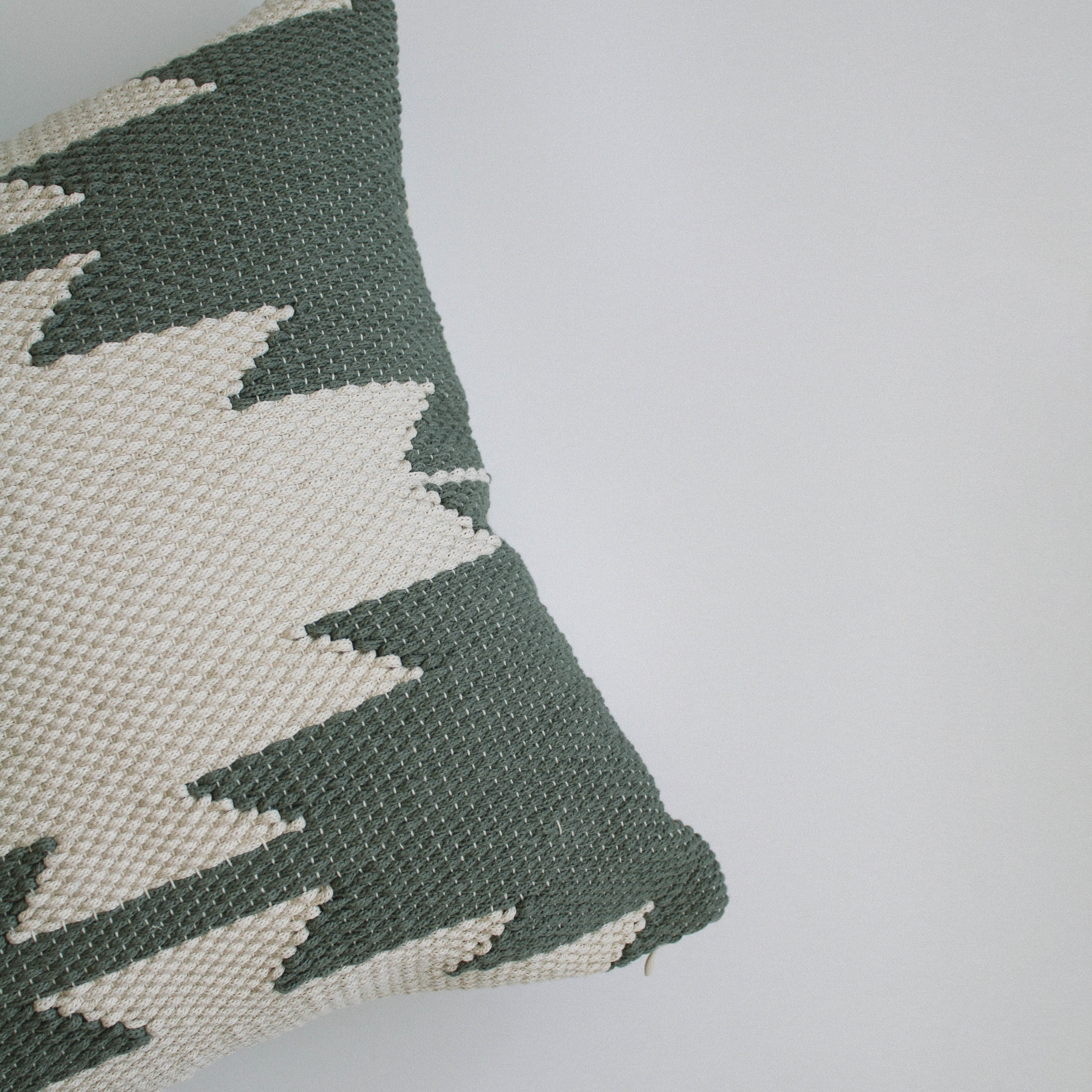 Подушка «Белые звезды на зеленом». Авторские тканые полотна из натуральных материалов